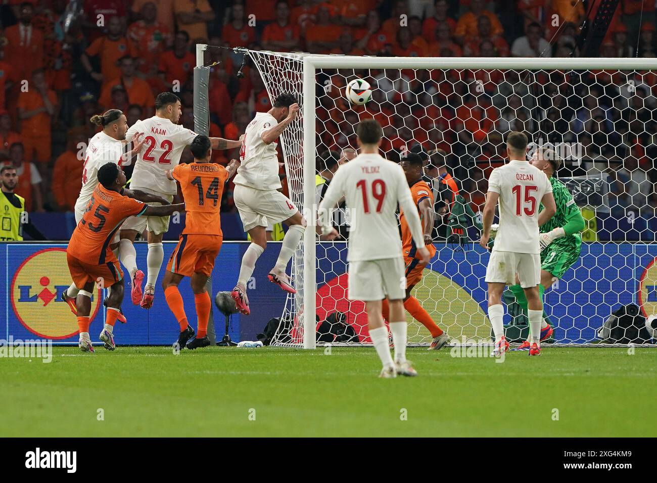 Berlin, Allemagne. 06 juillet 2024. BERLIN, ALLEMAGNE - 6 JUILLET : Tijani Reijnders, des pays-Bas, Samet Akaydin, de Turkiye, marquera le premier but de leur équipe, le 1-0 avec une tête lors du quart de finale de l'UEFA EURO 2024 entre les pays-Bas et Turkiye à l'Olympiastadium le 6 juillet 2024 à Berlin, Allemagne. (Photo par Andre Weening/Orange Pictures) crédit : Orange pics BV/Alamy Live News Banque D'Images