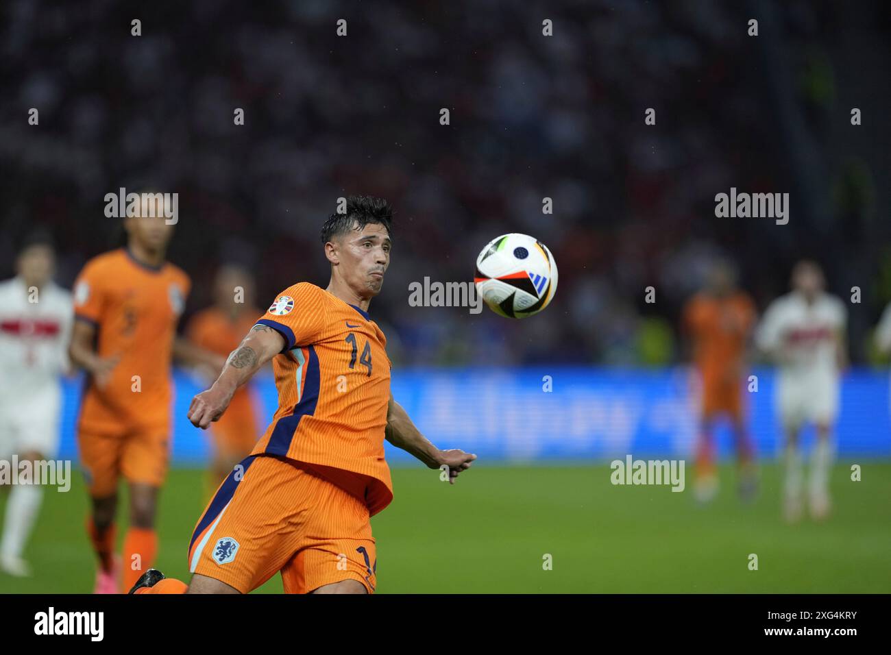 Tijjani Reijnders of the Netherlands watches the ball during a quarterfinal match between the Netherlands and Turkey at the Euro 2024 soccer tournament in Berlin, Germany, Saturday, July 6, 2024. (AP Photo/Antonio Calanni) Banque D'Images