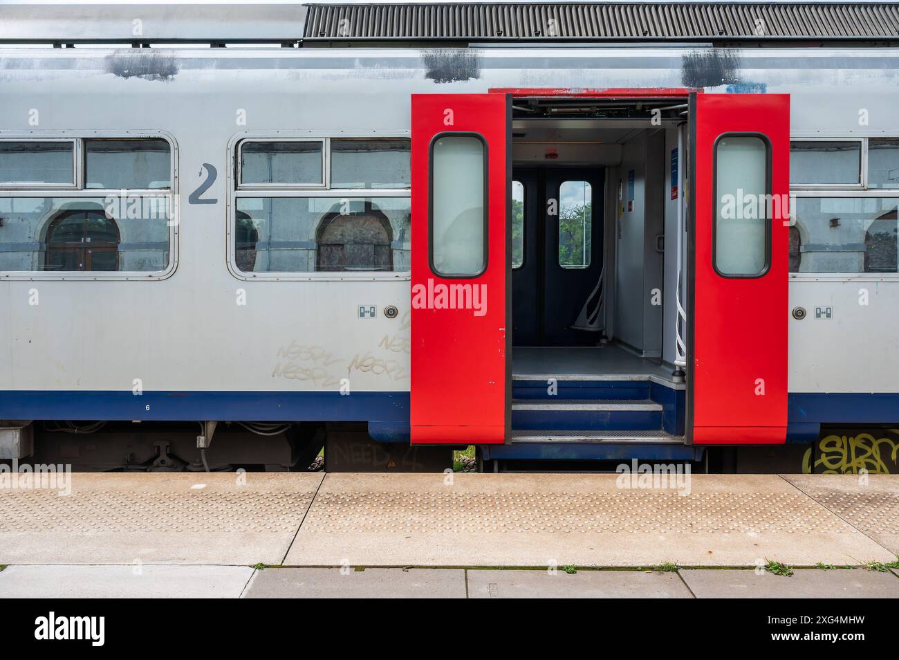 Tienen, Flandre, Belgique, juin 30 2024 - transport interurbain des chemins de fer belges Banque D'Images