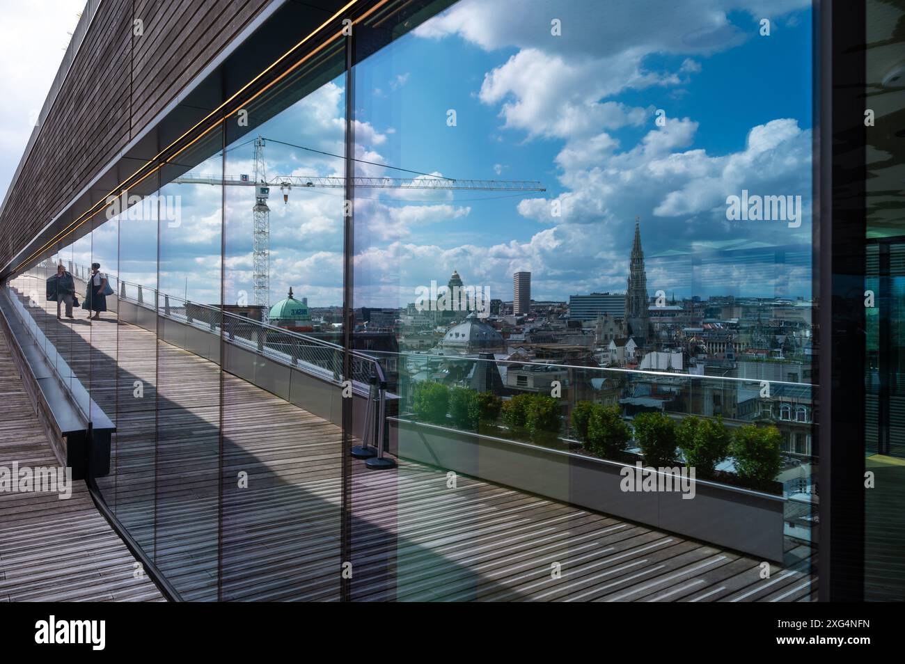 Vieille ville de Bruxelles, Belgique - 4 juillet 2024 - L'horizon de la ville se reflète dans le verre du toit Bricity 58 Banque D'Images