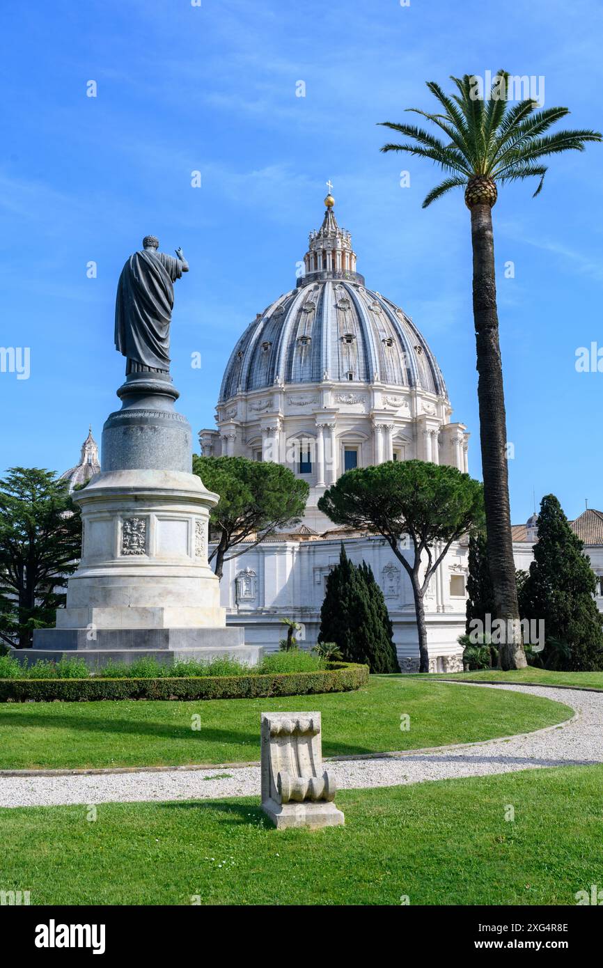 Une statue de Saint Pierre dans les jardins du Vatican. Le dôme de la basilique Saint-Pierre vu en arrière-plan. Banque D'Images