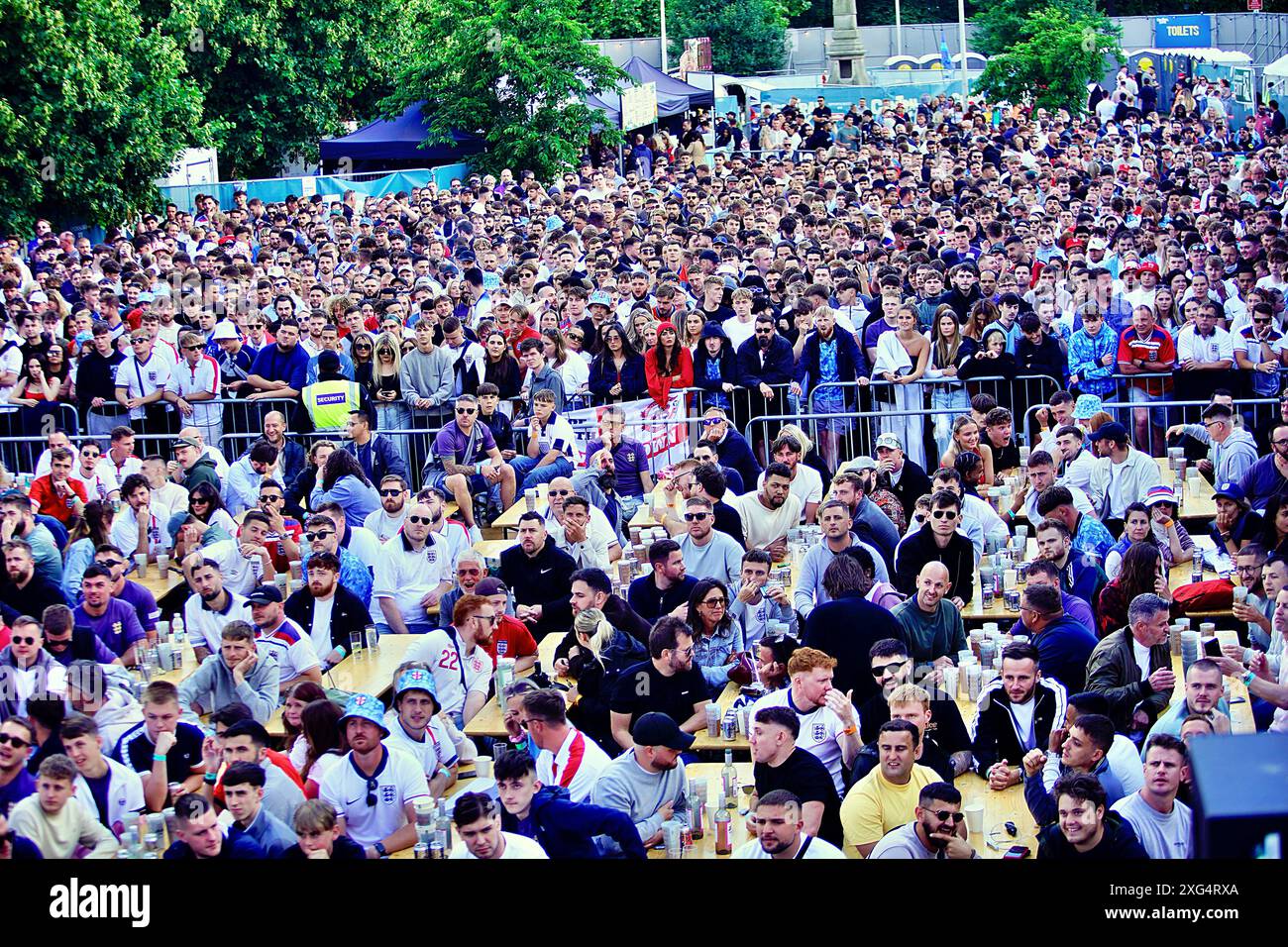 Brighton, East Sussex, Royaume-Uni. 6 juillet 2024. Les fans de football au « 4TheFans » Big Screen Fanpark, St Peters Church, Central Park, Brighton East Sussex Angleterre. Angleterre v Suisse 2024 UEFA Euro's 6 July 2024 Credit : Caron Watson/Alamy Live News Banque D'Images