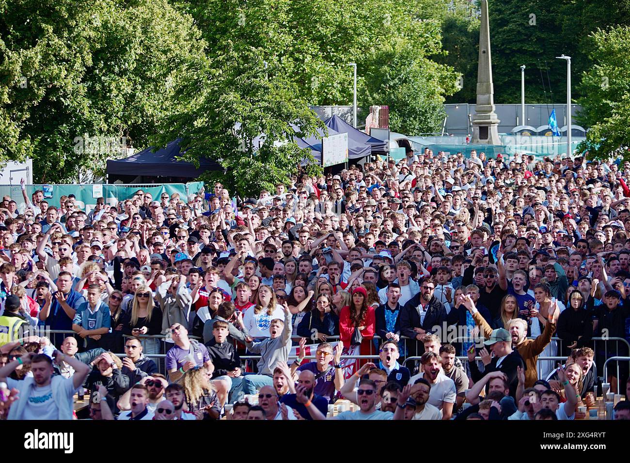 Brighton, East Sussex, Royaume-Uni. 6 juillet 2024. Les fans de football au « 4TheFans » Big Screen Fanpark, St Peters Church, Central Park, Brighton East Sussex Angleterre. Angleterre v Suisse 2024 UEFA Euro's 6 July 2024 Credit : Caron Watson/Alamy Live News Banque D'Images