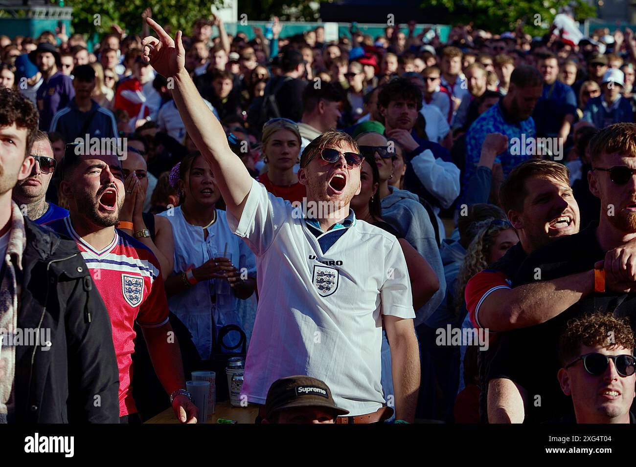 Brighton, East Sussex, Royaume-Uni. 6 juillet 2024. Les fans de football au « 4TheFans » Big Screen Fanpark, St Peters Church, Central Park, Brighton East Sussex Angleterre. Angleterre v Suisse 2024 UEFA Euro's 6 July 2024 Credit : Caron Watson/Alamy Live News Banque D'Images