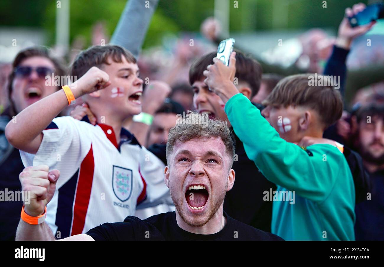 Brighton, East Sussex, Royaume-Uni. 6 juillet 2024. Les fans de football au « 4TheFans » Big Screen Fanpark, St Peters Church, Central Park, Brighton East Sussex Angleterre. Angleterre v Suisse 2024 UEFA Euro's 6 July 2024 Credit : Caron Watson/Alamy Live News Banque D'Images