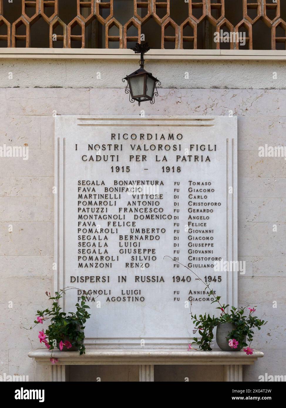 LIMONE SUL GARDA, ITALIE - 13 JUIN 2024 : Mémorial en pierre pour les morts et les disparus de 1915-18 et 1940-45 en Russie Banque D'Images