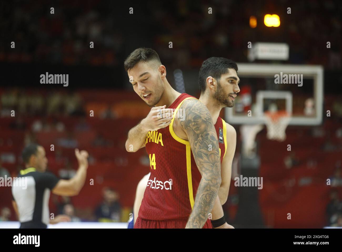 Valencia, Espagne. 6 juillet 2024. Willy Hernangomez au centre et santi Aldama à l'arrière réagissent après avoir battu la Finlande lors du match des demi-finales du tournoi qualificatif olympique entre la Finlande et l'Espagne au Pabellon Fuente de San Luis Banque D'Images