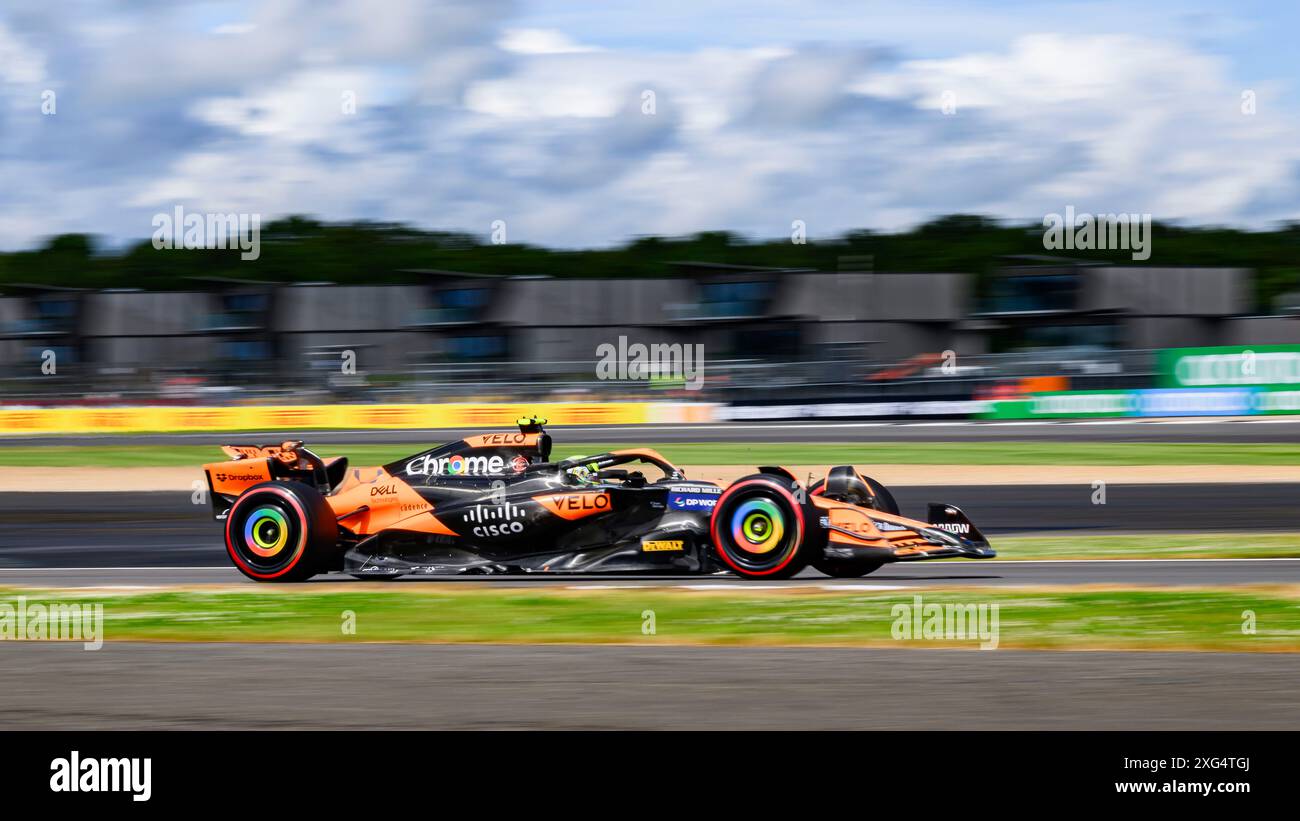 NORTHAMPTONSHIRE, ROYAUME-UNI. 06 juillet 24. Lando Norris (Grande-Bretagne) de McLaren en séance qualificative d’aujourd’hui lors du Grand Prix de Grande-Bretagne de Qatar Airways 2024 sur le circuit de Silverstone le samedi 06 juillet 2024 dans LE NORTHAMPTONSHIRE, EN ANGLETERRE. Crédit : Taka G Wu/Alamy Live News Banque D'Images