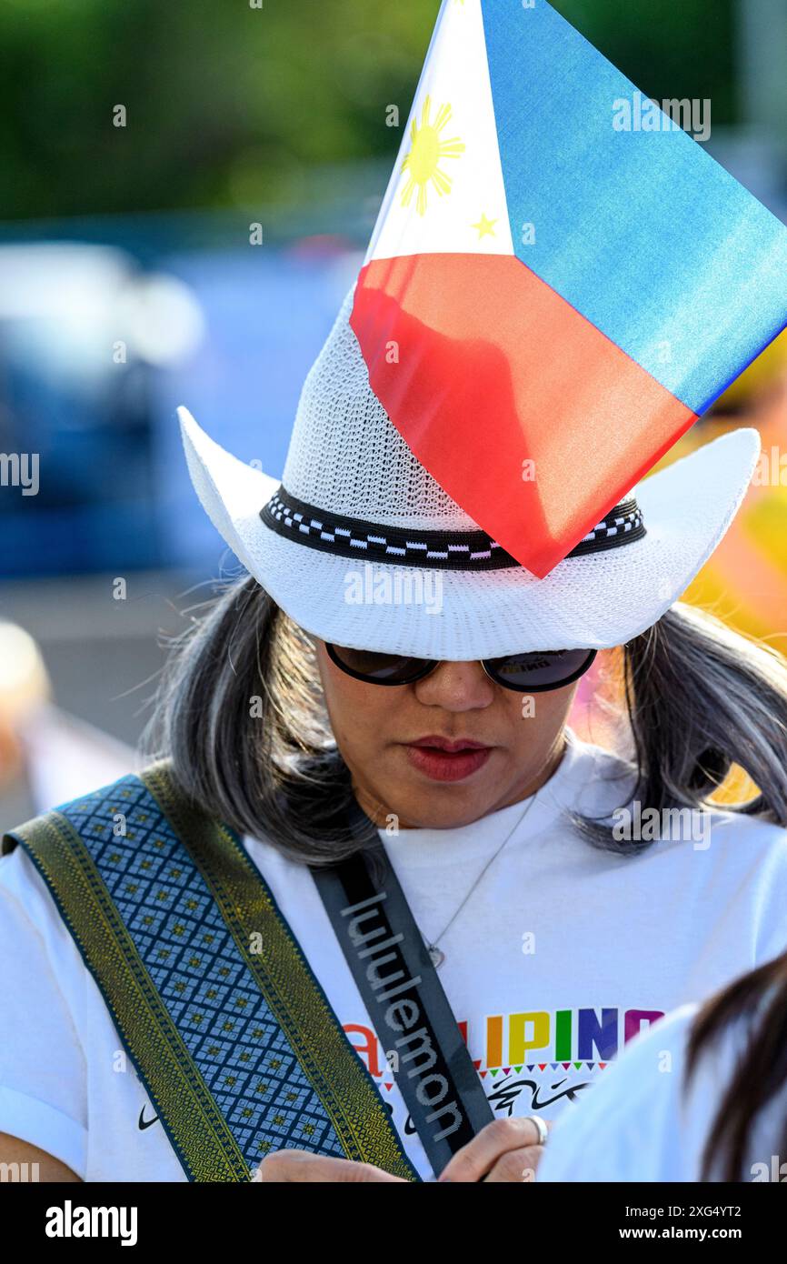 La cow-girl philippine porte un chapeau de cow-boy et un drapeau philippin au Calgary Stampede Parade, Alberta Canada Banque D'Images