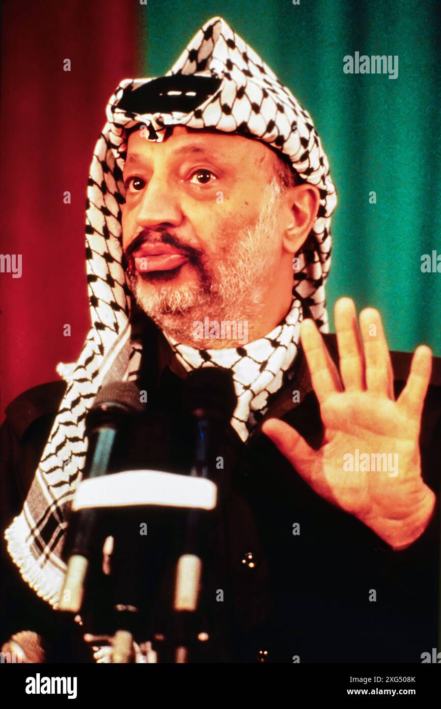 Yasser ARAFAT (Mohammed Yasser Abdel Rahman Abdel Raouf Arafat al-Qudwa), (*24 août 1929, +11 novembre 2004), était un dirigeant palestinien. Il a été président de l'Organisation de libération de la Palestine (OLP), président de l'Autorité nationale palestinienne (APN) et chef du parti politique Fatah et ancien groupe paramilitaire, qu'il a fondé en 1959. Photo prise en mai 1988 à Tripolis, Libye. Banque D'Images