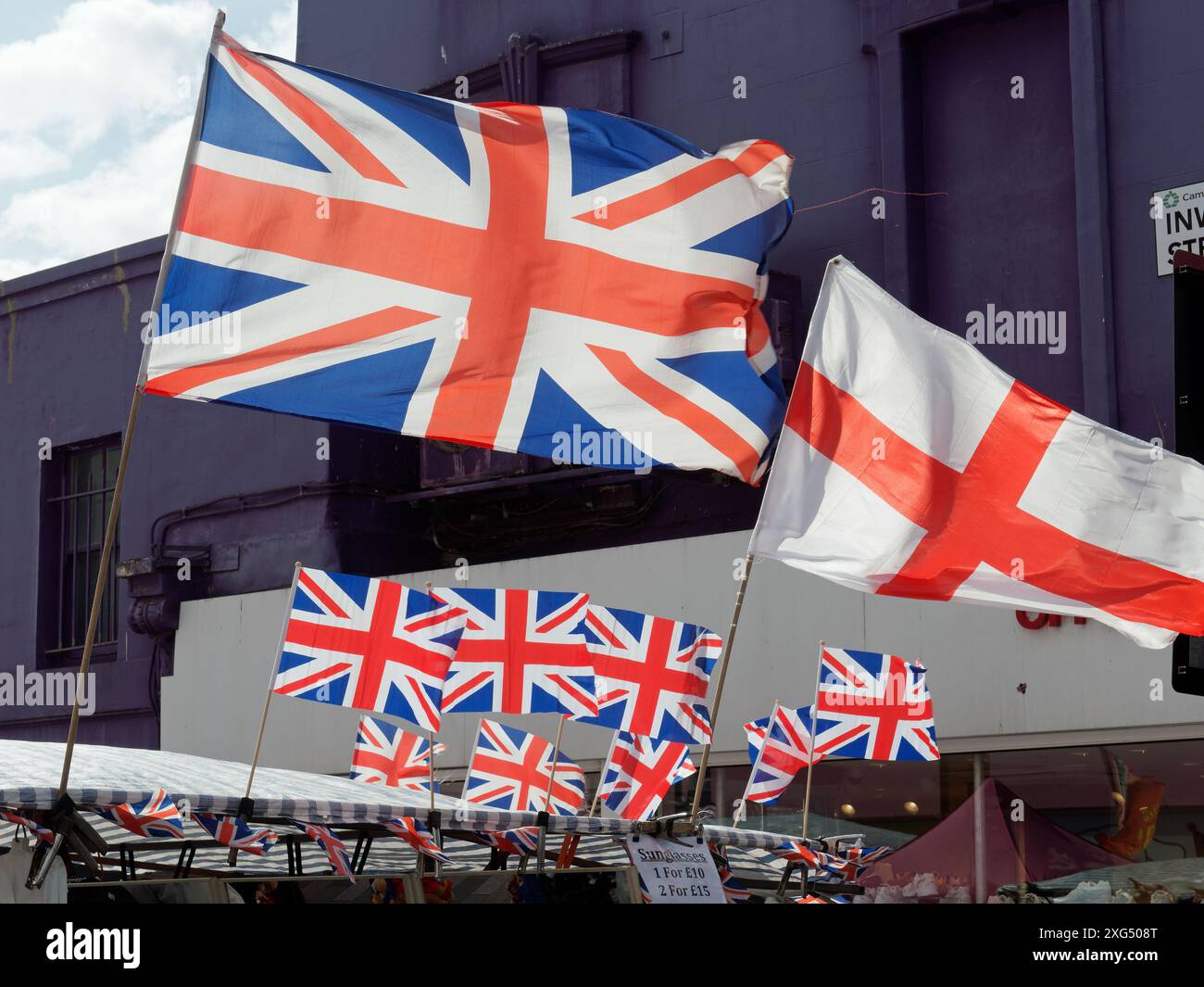 Regardez vers le haut un drapeau union jack flottant dans le vent Banque D'Images