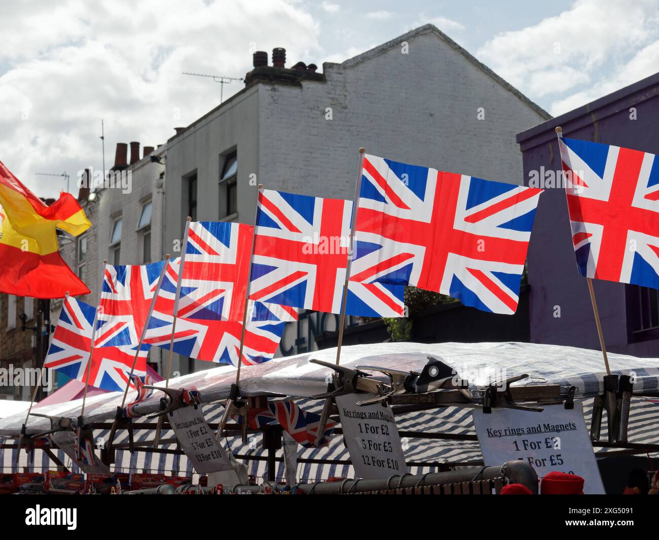 Regardez vers le haut un drapeau union jack flottant dans le vent Banque D'Images