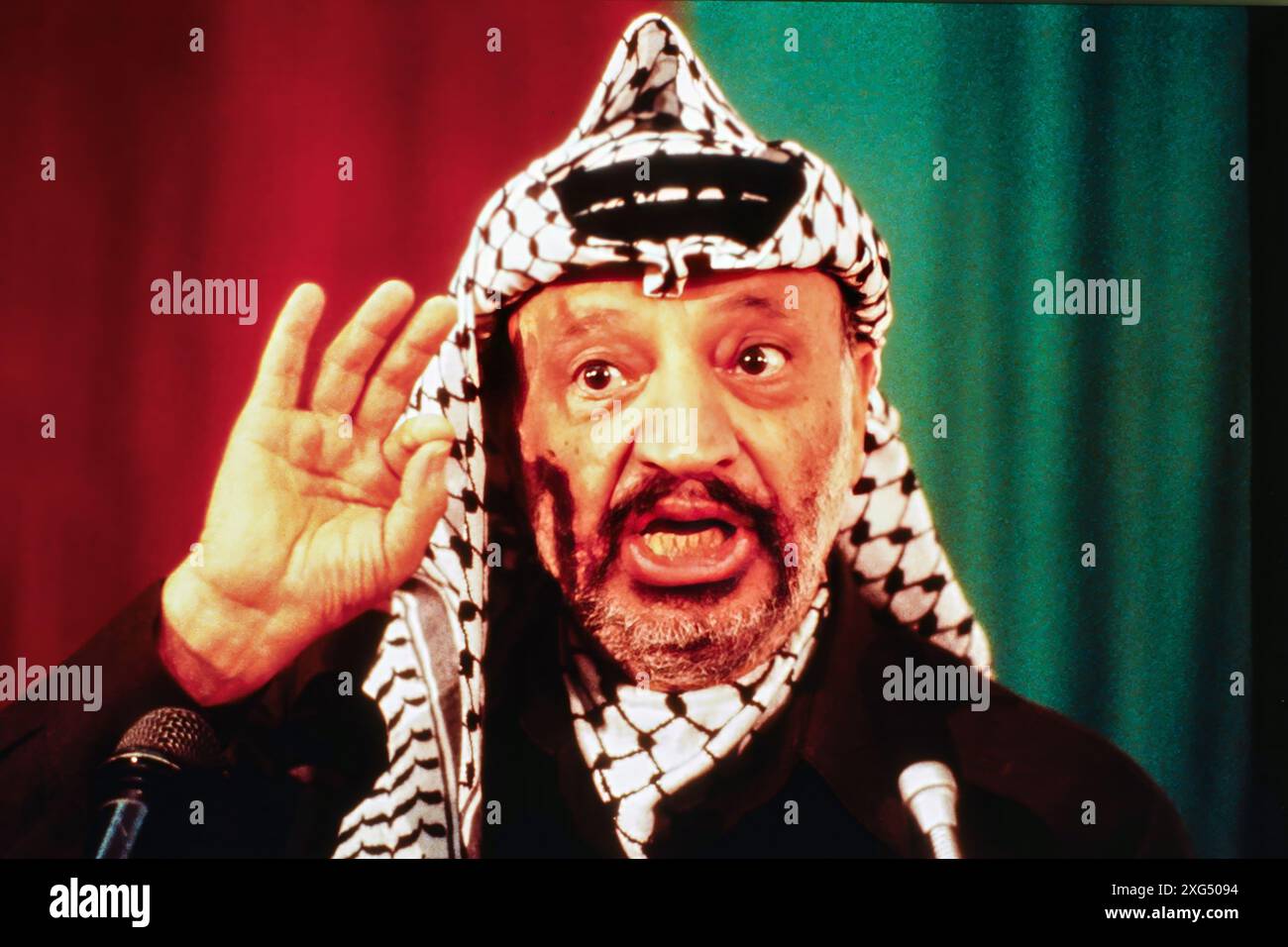 Yasser ARAFAT (Mohammed Yasser Abdel Rahman Abdel Raouf Arafat al-Qudwa), (*24 août 1929, +11 novembre 2004), était un dirigeant palestinien. Il a été président de l'Organisation de libération de la Palestine (OLP), président de l'Autorité nationale palestinienne (APN) et chef du parti politique Fatah et ancien groupe paramilitaire, qu'il a fondé en 1959. Photo prise en mai 1988 à Tripolis, Libye. Banque D'Images