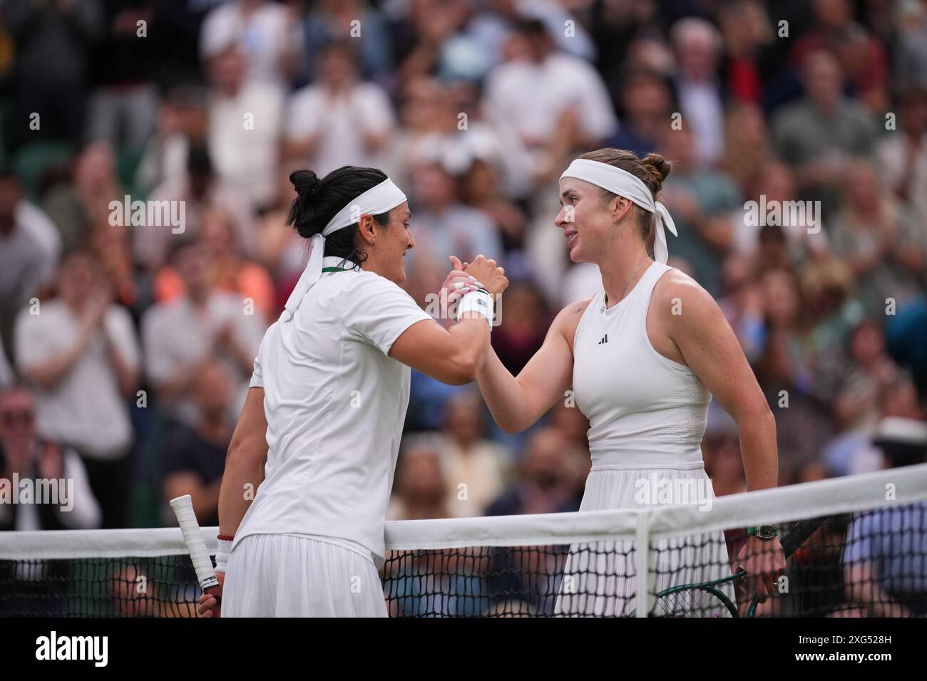 Londres, Royaume-Uni. 6 juillet 2024. LONDRES, ANGLETERRE - 06 JUILLET : Elina Svitolina d'Ukraine en action contre ons ons Jabeur de Tunisie dans le match de troisième tour en simple féminin au cours de la sixième journée des Championnats de Wimbledon 2024 au All England Lawn Tennis and Croquet Club le 06 juillet 2024 à Londres, Angleterre. Crédit : MB Media solutions/Alamy Live News Banque D'Images