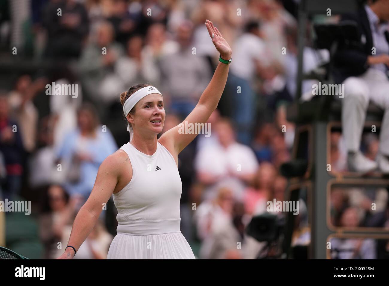 Londres, Royaume-Uni. 6 juillet 2024. LONDRES, ANGLETERRE - 06 JUILLET : Elina Svitolina d'Ukraine en action contre ons ons Jabeur de Tunisie dans le match de troisième tour en simple féminin au cours de la sixième journée des Championnats de Wimbledon 2024 au All England Lawn Tennis and Croquet Club le 06 juillet 2024 à Londres, Angleterre. Crédit : MB Media solutions/Alamy Live News Banque D'Images