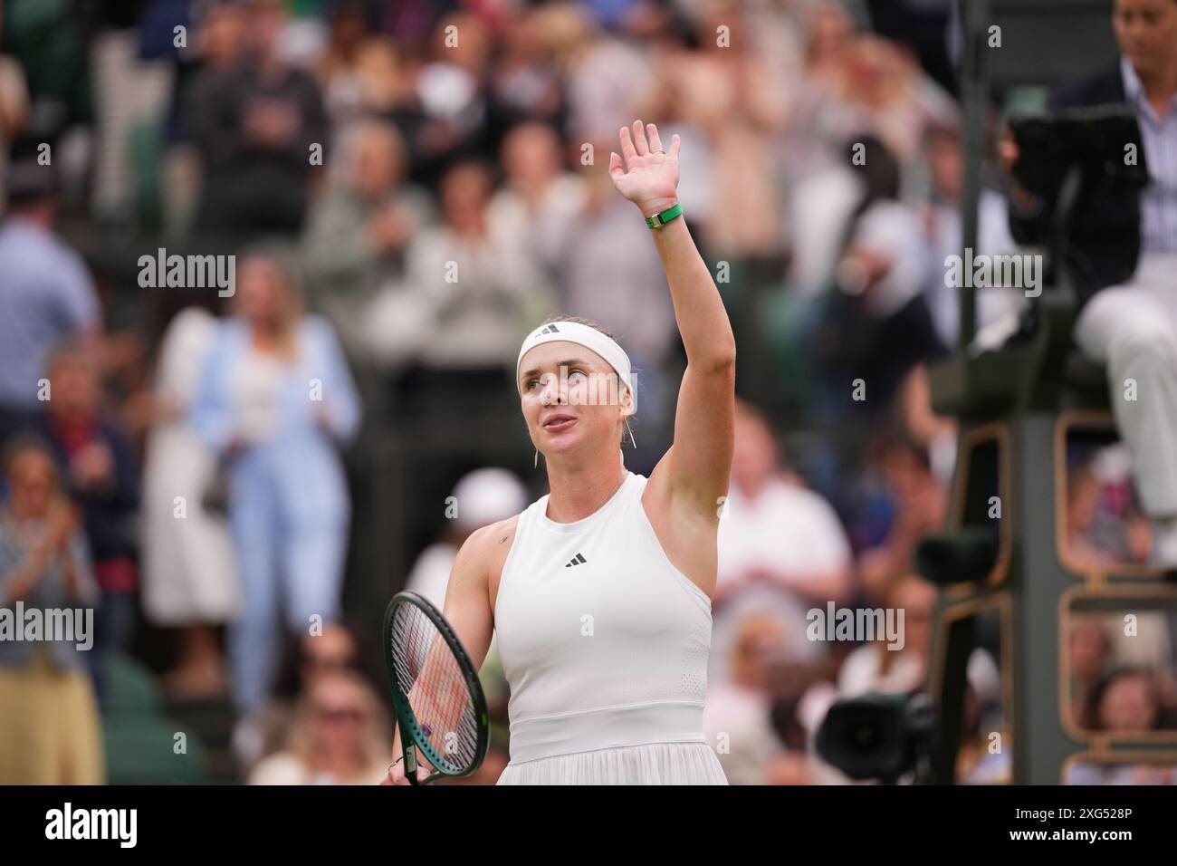 Londres, Royaume-Uni. 6 juillet 2024. LONDRES, ANGLETERRE - 06 JUILLET : Elina Svitolina d'Ukraine en action contre ons ons Jabeur de Tunisie dans le match de troisième tour en simple féminin au cours de la sixième journée des Championnats de Wimbledon 2024 au All England Lawn Tennis and Croquet Club le 06 juillet 2024 à Londres, Angleterre. Crédit : MB Media solutions/Alamy Live News Banque D'Images