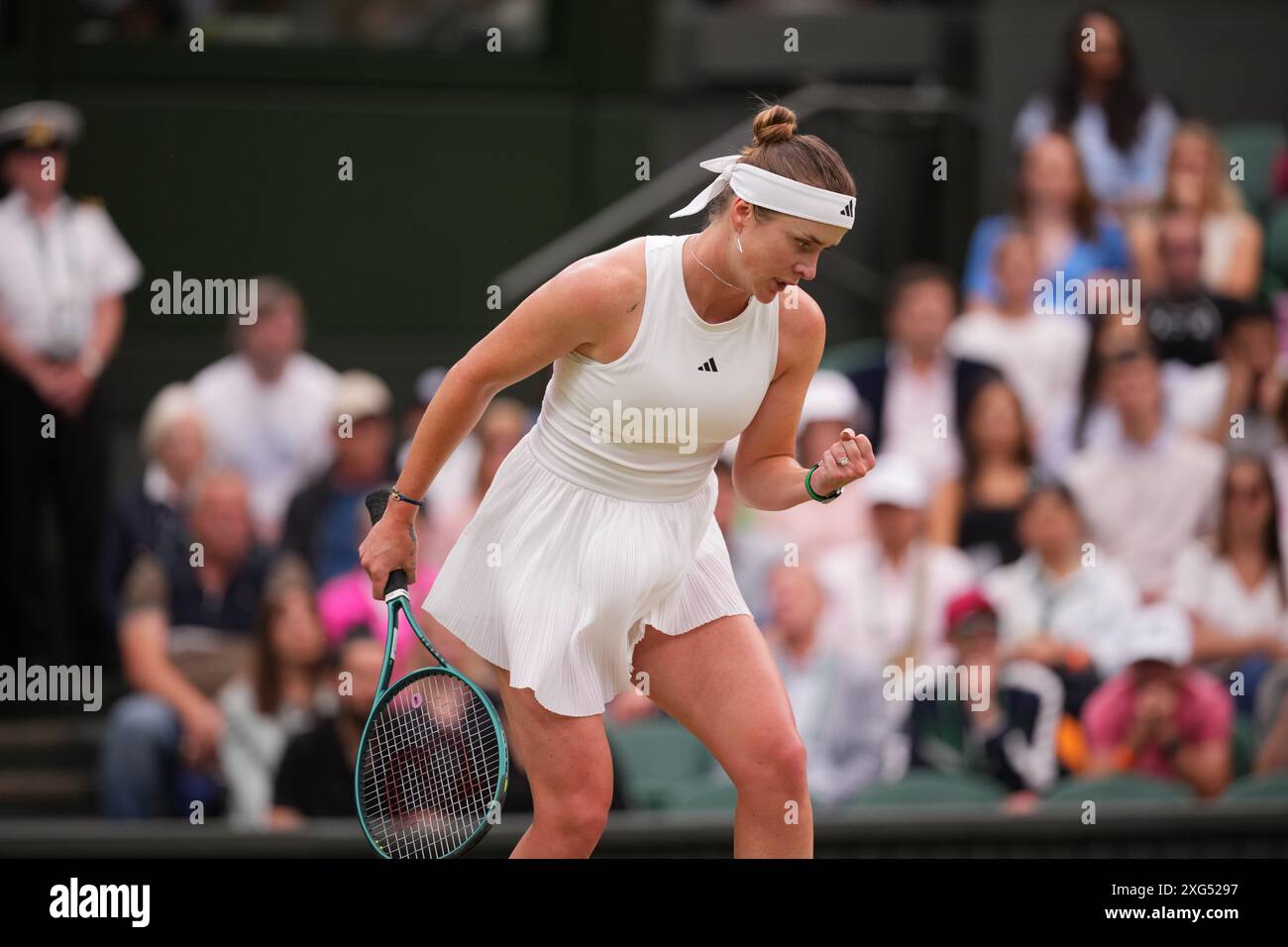 Londres, Royaume-Uni. 6 juillet 2024. LONDRES, ANGLETERRE - 06 JUILLET : Elina Svitolina d'Ukraine en action contre ons ons Jabeur de Tunisie dans le match de troisième tour en simple féminin au cours de la sixième journée des Championnats de Wimbledon 2024 au All England Lawn Tennis and Croquet Club le 06 juillet 2024 à Londres, Angleterre. Crédit : MB Media solutions/Alamy Live News Banque D'Images