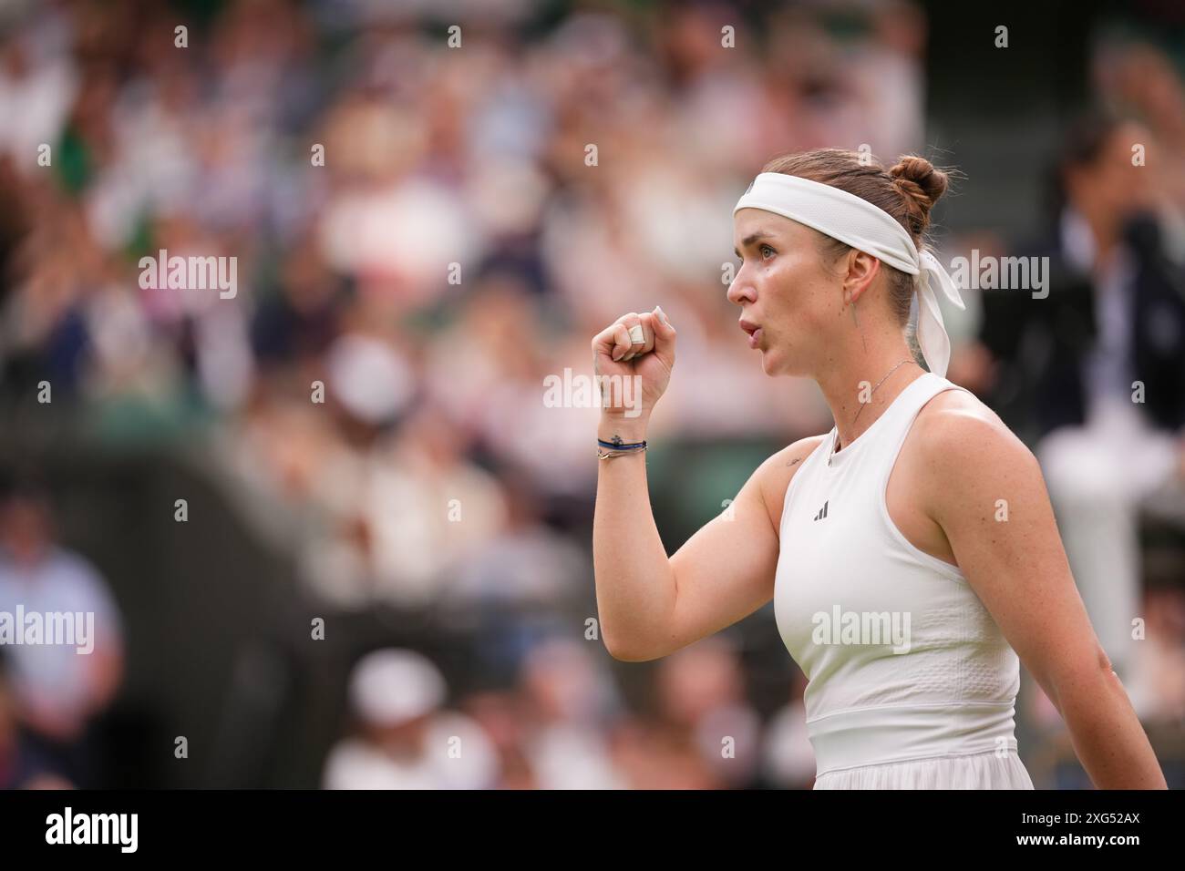 Londres, Royaume-Uni. 6 juillet 2024. LONDRES, ANGLETERRE - 06 JUILLET : Elina Svitolina d'Ukraine en action contre ons ons Jabeur de Tunisie dans le match de troisième tour en simple féminin au cours de la sixième journée des Championnats de Wimbledon 2024 au All England Lawn Tennis and Croquet Club le 06 juillet 2024 à Londres, Angleterre. Crédit : MB Media solutions/Alamy Live News Banque D'Images
