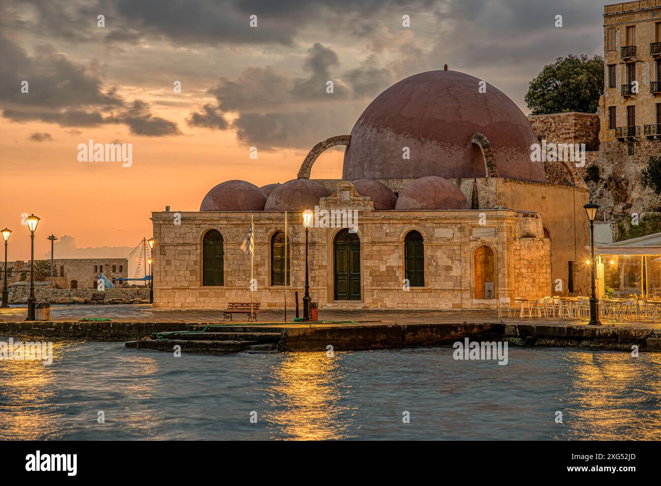 Mosquée Hasan Pacha dans le port vénitien au lever du soleil, Chania, Grèce, 17 octobre 2017 Banque D'Images
