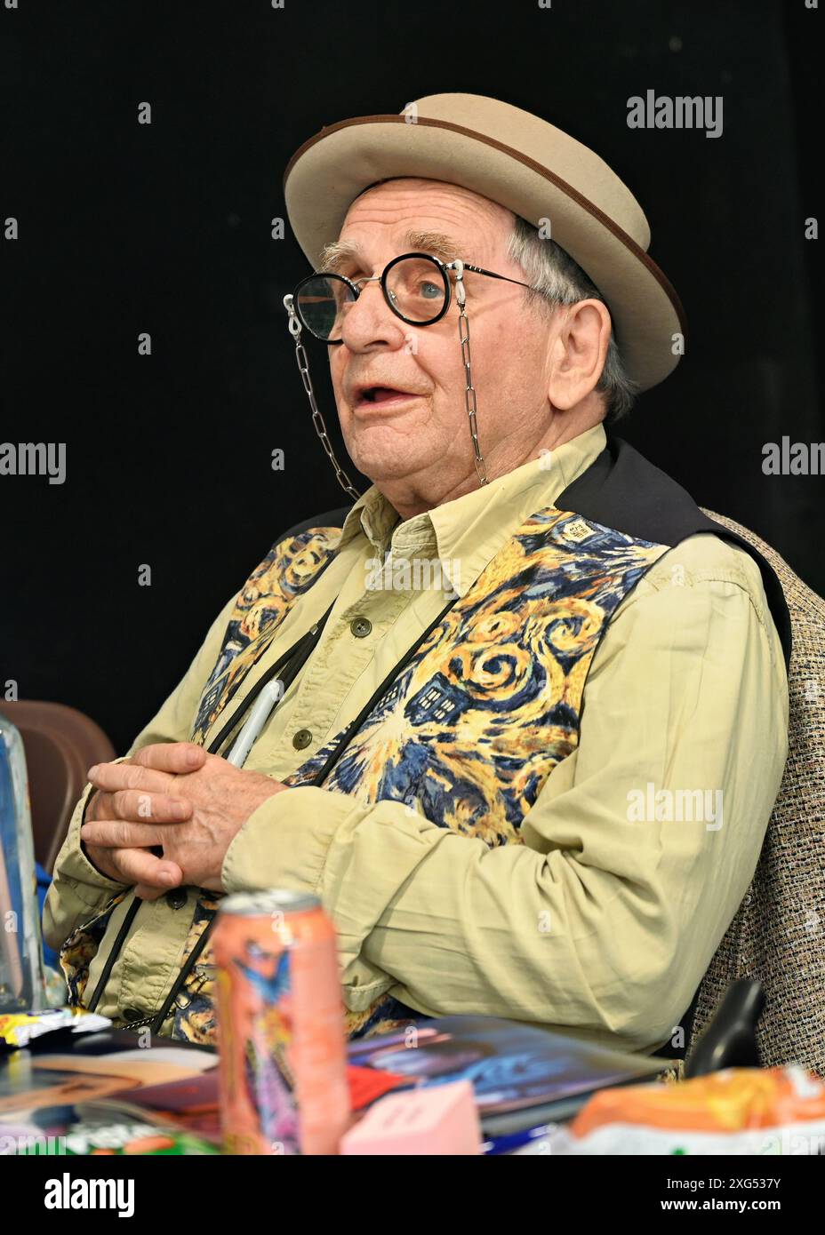 LONDRES, ROYAUME-UNI. 6 juillet 2024. Sylvester McCoy sur la star du cinéma et de la télévision signant des autographes pour les fans à London film and Comic Con à Olympia Londres, Royaume-Uni. Crédit : Voir Li/Picture Capital/Alamy Live News Banque D'Images