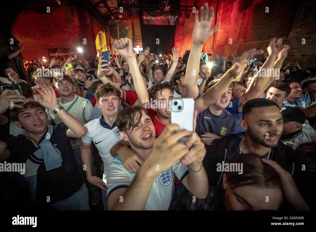 Londres, Royaume-Uni. 6 juillet 2024. EURO 2024 : Angleterre vs Suisse. 4TheFans Fan Park à l'événement Village Underground fanzone à Shoreditch. Les supporters anglais réagissent et célèbrent après avoir battu la Suisse aux pénalités à la Dusseldorf Arena. Le match tendu s'est terminé 1-1 après un temps supplémentaire, les deux camps étant incapables de sortir de l'impasse. L'Angleterre affronta ensuite une fusillade de penalty sans leur capitaine et preneur de pénalité Harry Kane, qui avait été remplacé par Ivan Toney dans la seconde moitié du temps supplémentaire. Crédit : Guy Corbishley/Alamy Live News Banque D'Images