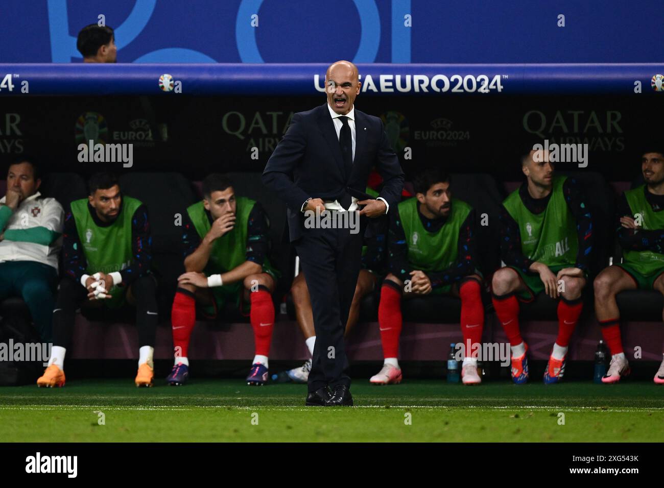 HAMBOURG, ALLEMAGNE - 5 JUILLET : Roberto Martinez, entraîneur-chef du Portugal, réagit lors du match des quarts de finale de l'UEFA EURO 2024 entre le Portugal et la France Banque D'Images