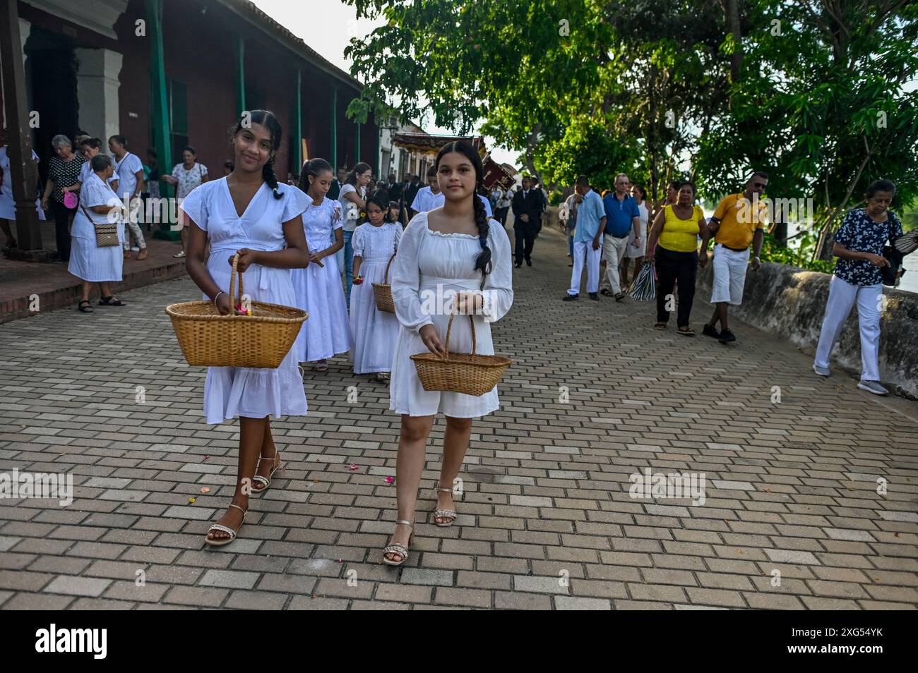 Les rues de Mompox, en Colombie, prennent vie pendant la célébration du Corpus Christi avec des processions vibrantes, des tapis de fleurs et des habitants fervents honorant cette tradition catholique sacrée. Banque D'Images