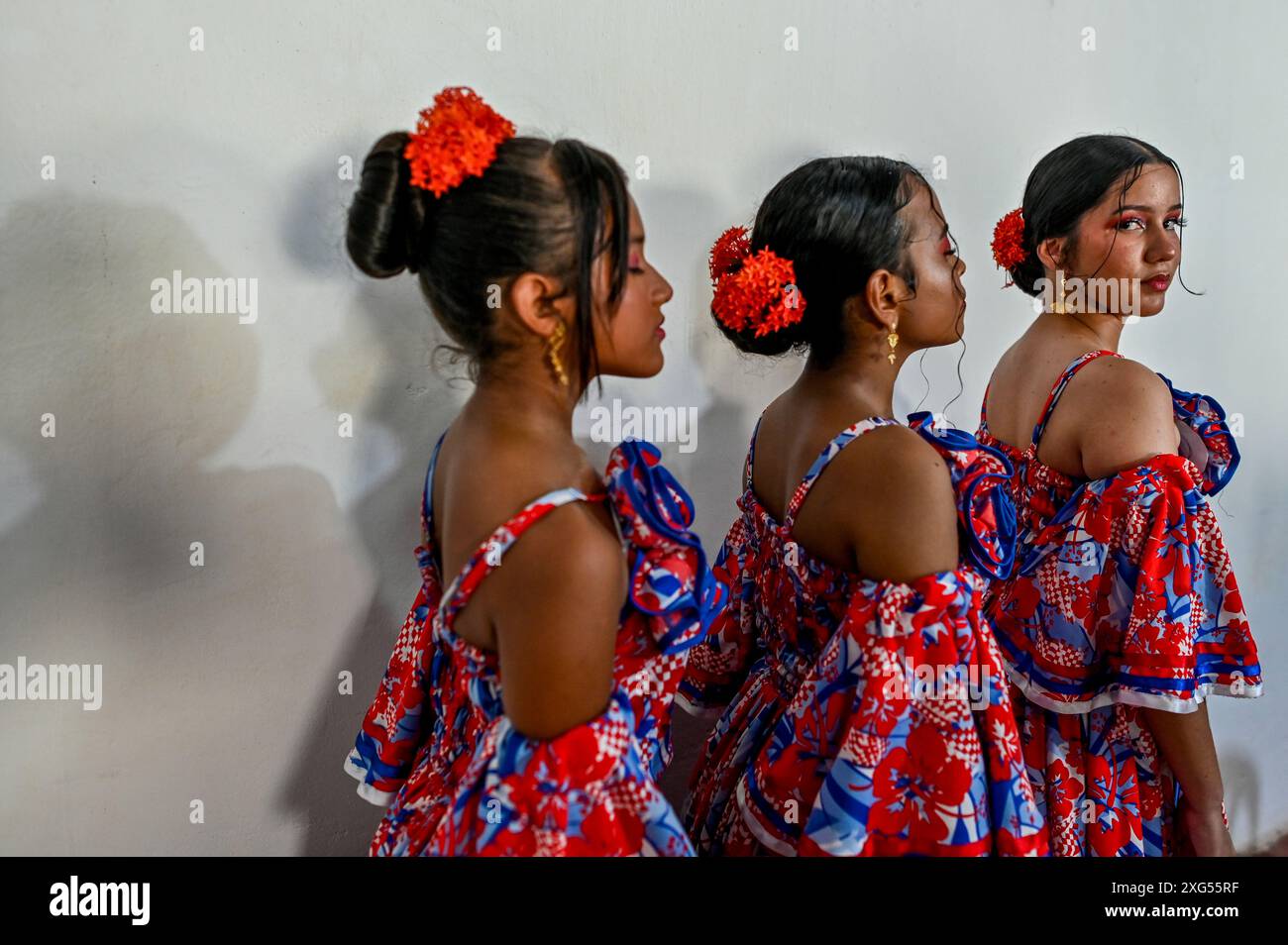 Dancers in Mompox présentent leur tenue folklorique traditionnelle vibrante, avec des jupes colorées, des chemisiers brodés et des accessoires complexes. Leurs mouvements gracieux et leurs performances animées mettent en valeur le riche patrimoine culturel et l’esprit festif de la région. Banque D'Images