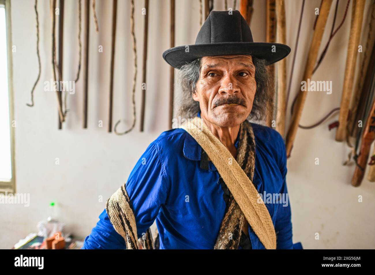 Un Arahuaco Mamo de la communauté Atikuakumake dans la Sierra Nevada de Santa Marta respire la sagesse et la sérénité, incarnant le leadership spirituel et le patrimoine culturel du peuple Arahuaco. Il porte un poporo, une gourde traditionnelle utilisée à des fins spirituelles et sociales, symbolisant son lien profond avec les traditions ancestrales. Banque D'Images