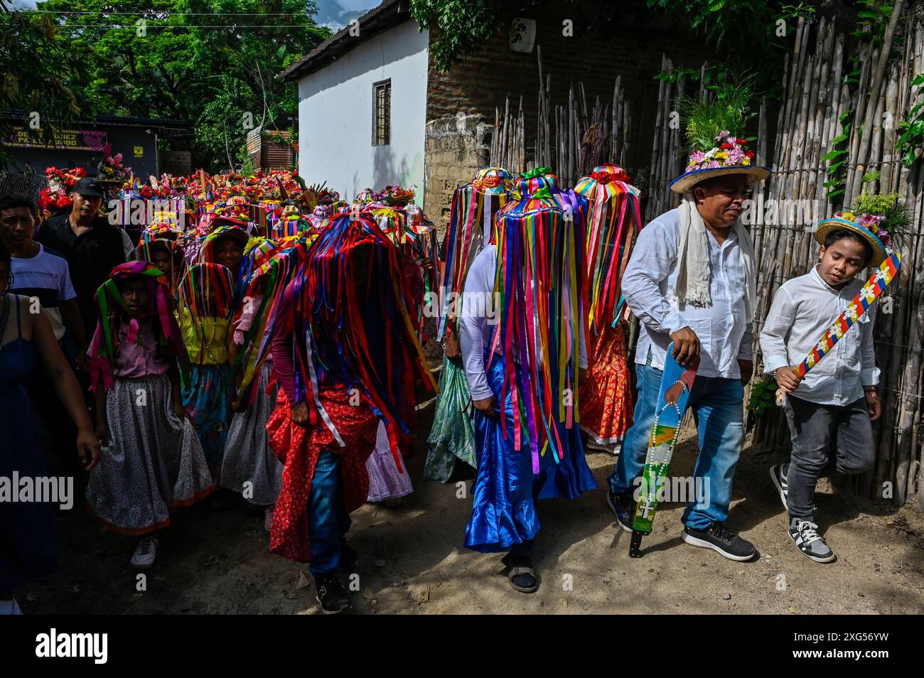 La communauté indigène Kankuamo à Atánquez, située dans le département de Cesar en Colombie, célèbre Corpus Christi avec des processions animées mettant en vedette le groupe de Las Negritas. Ces femmes, vêtues d'une tenue traditionnelle et lumineuse avec des coiffes élaborées et de la peinture pour le visage, représentent le riche patrimoine culturel de la communauté et l'importance spirituelle du festival. Banque D'Images