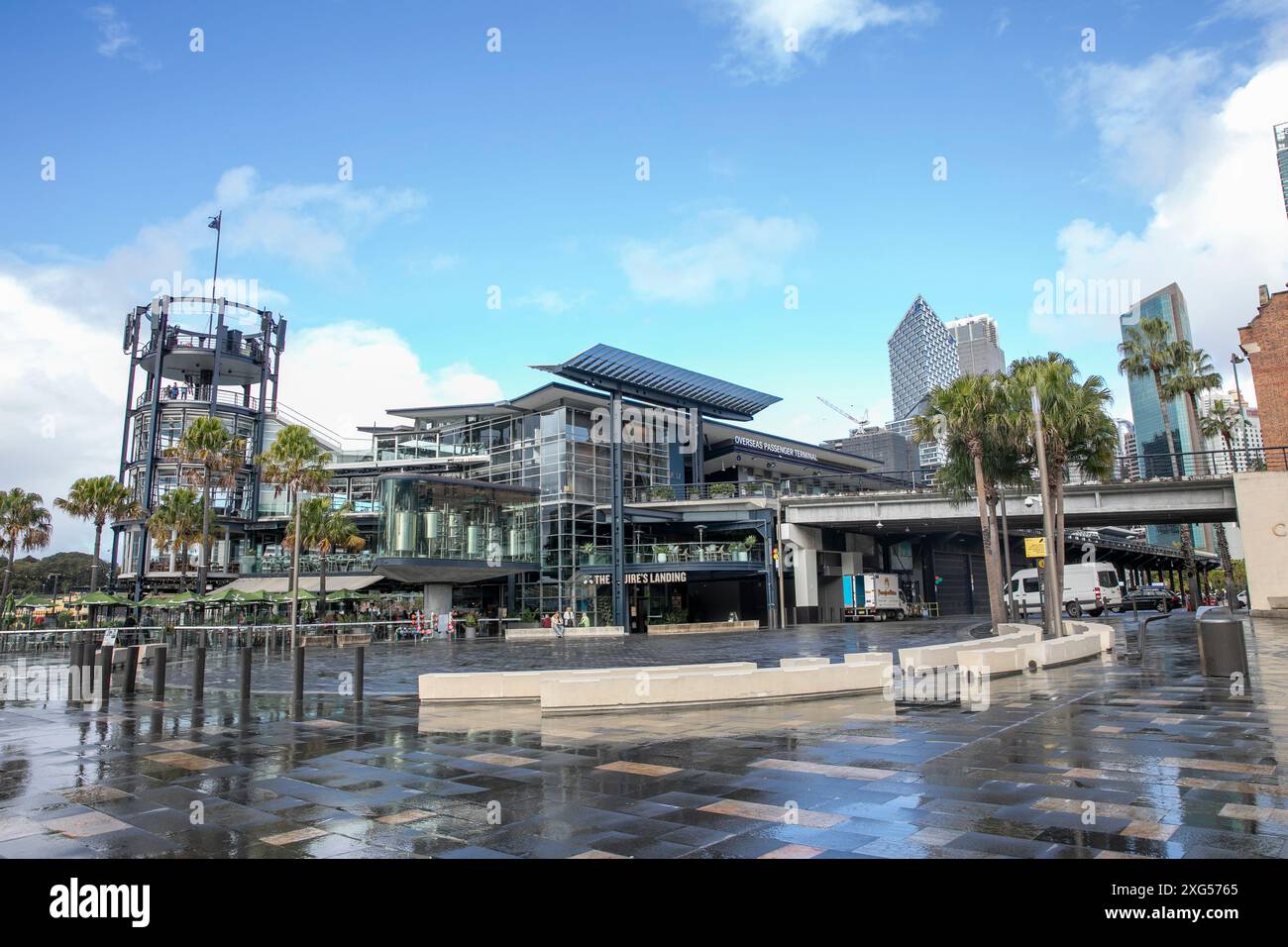 Sydney Circular Quay, terminal de passagers à l'étranger pour les bateaux de croisière, tour de pont d'observation Rotunda et pub brasserie Squire debout, quartier des affaires de Sydney Banque D'Images