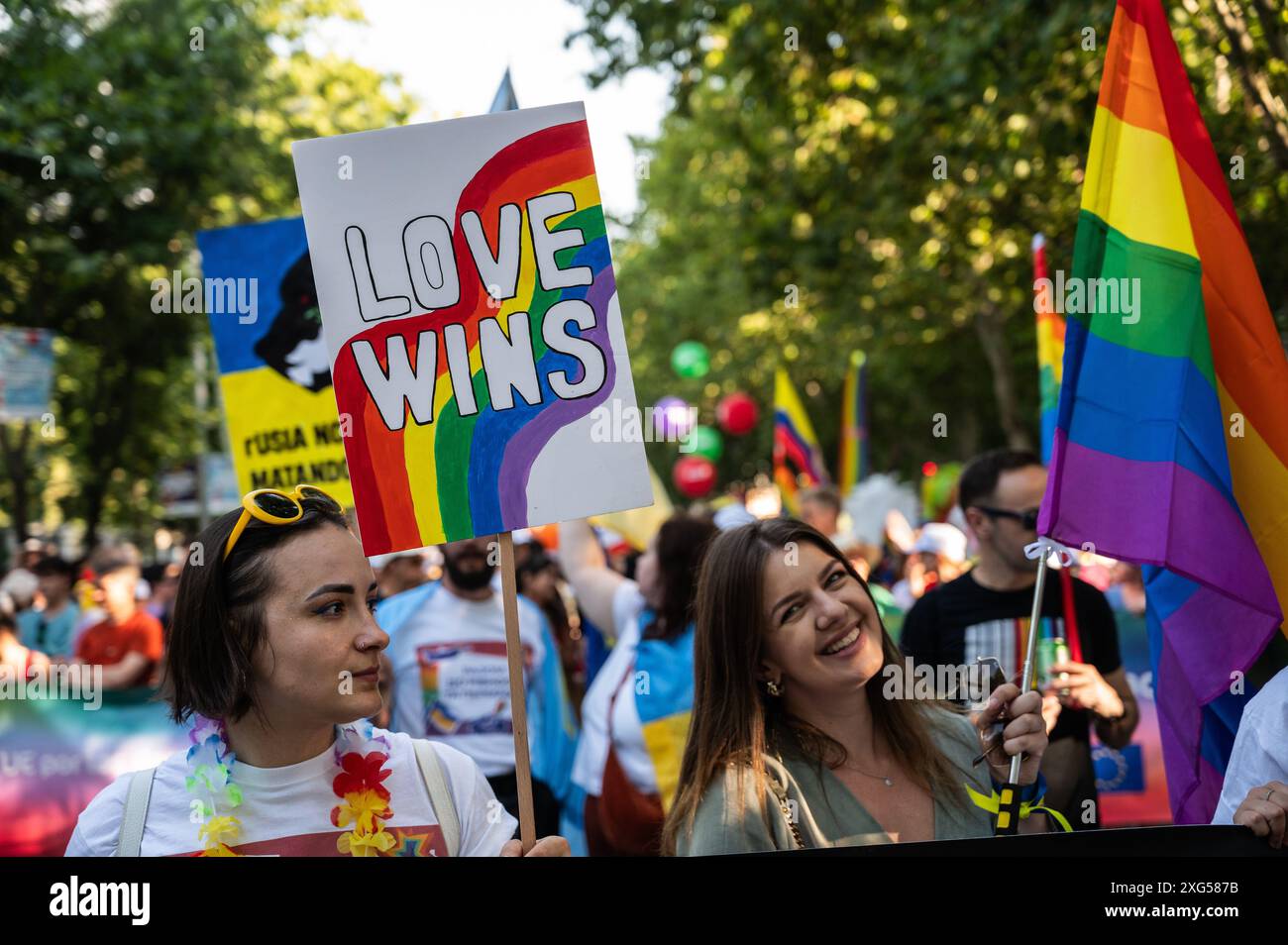 Madrid, Espagne. 06 juillet 2024. Les gens qui célèbrent la marche de la fierté. Des milliers de personnes sont descendues dans la rue pour revendiquer leurs droits et soutenir les collectifs LGBTIQ (lesbiennes, gays, bisexuels, transgenres, intersexués et queer). Crédit : Marcos del Mazo/Alamy Live News Banque D'Images