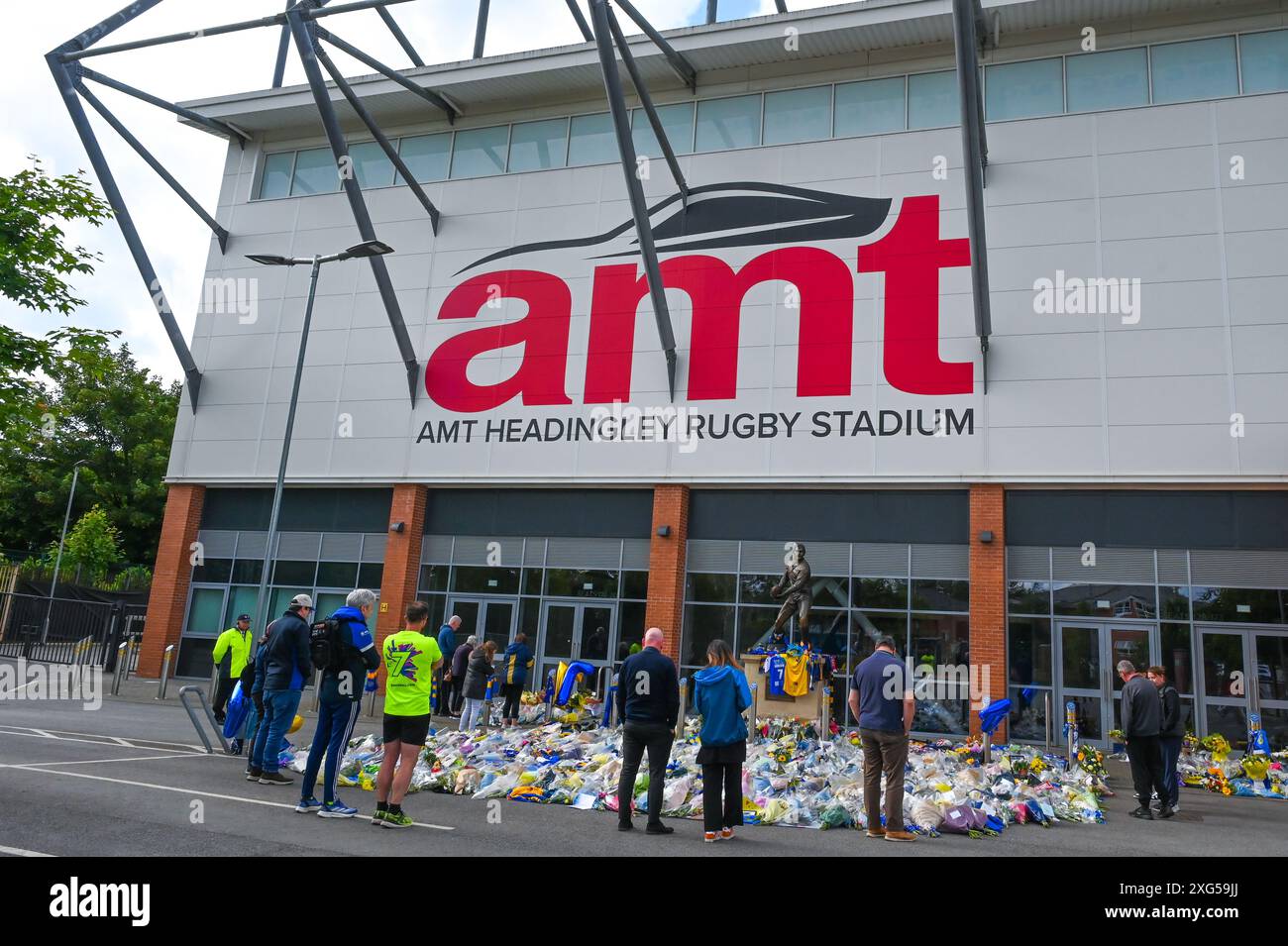 Les fans rendent hommage à l'ancien joueur des Leeds Rhinos Rob Burrows devant le stade AMT Headingly Rugby à Leeds, dans le West Yorkshire. Burrows est décédé le 2 juin 2024 après une longue et très médiatisée bataille contre la maladie du motoneurone (MND). Avec la participation des artistes : Atmosphere où : Leeds, West Yorkshire, Royaume-Uni quand : 05 juin 2024 crédit : Graham Finney/WENN Banque D'Images