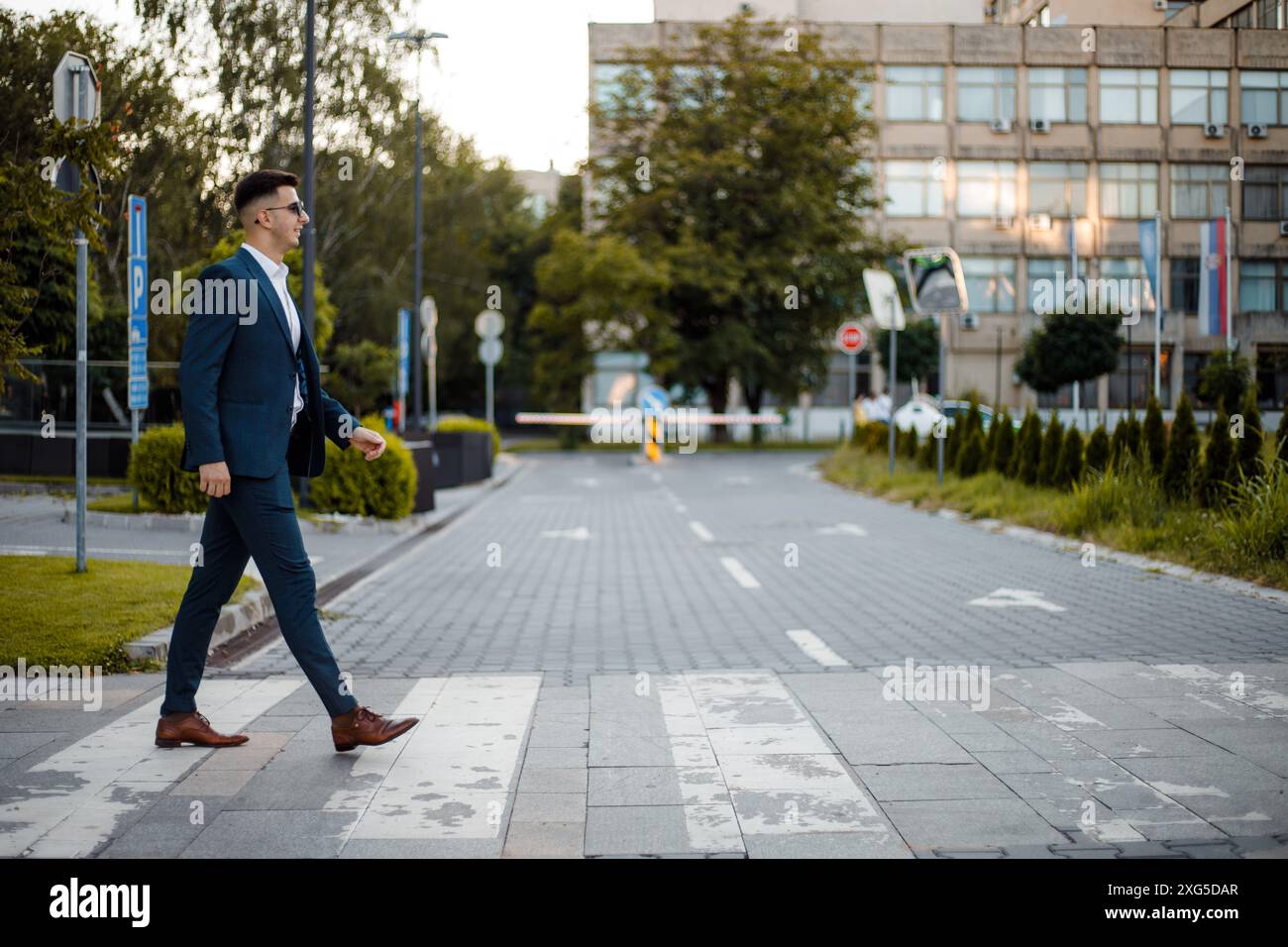 Un homme en costume formel marche à travers une rue animée de la ville. Il semble concentré. Banque D'Images