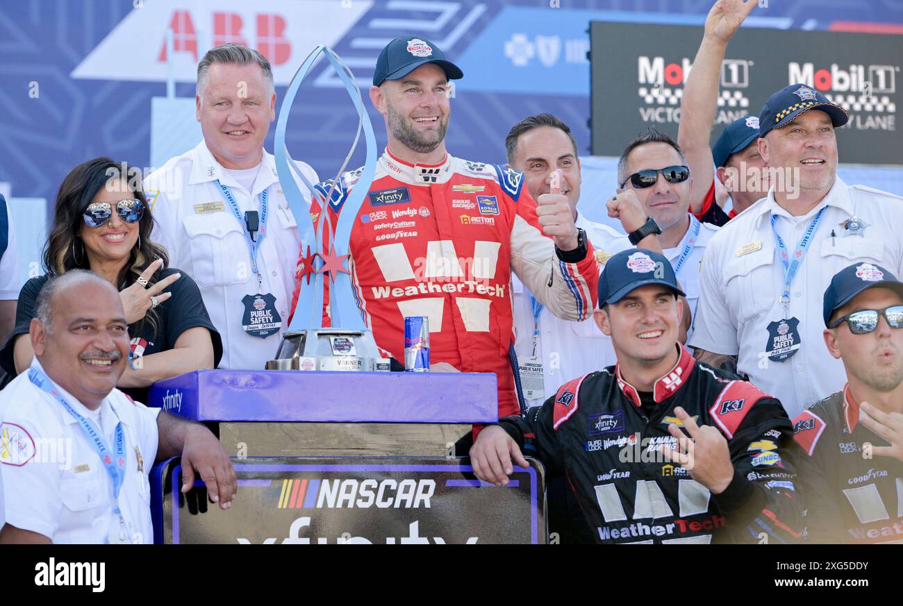 Chicago, États-Unis. 06 juillet 2024. Shane van Gisbergen (97 ans), pilote NASCAR Xfinity Series, pose avec le trophée Loop 110 à Chicago, il, le samedi 6 juillet 2024. Photo de Mark Black/UPI crédit : UPI/Alamy Live News Banque D'Images