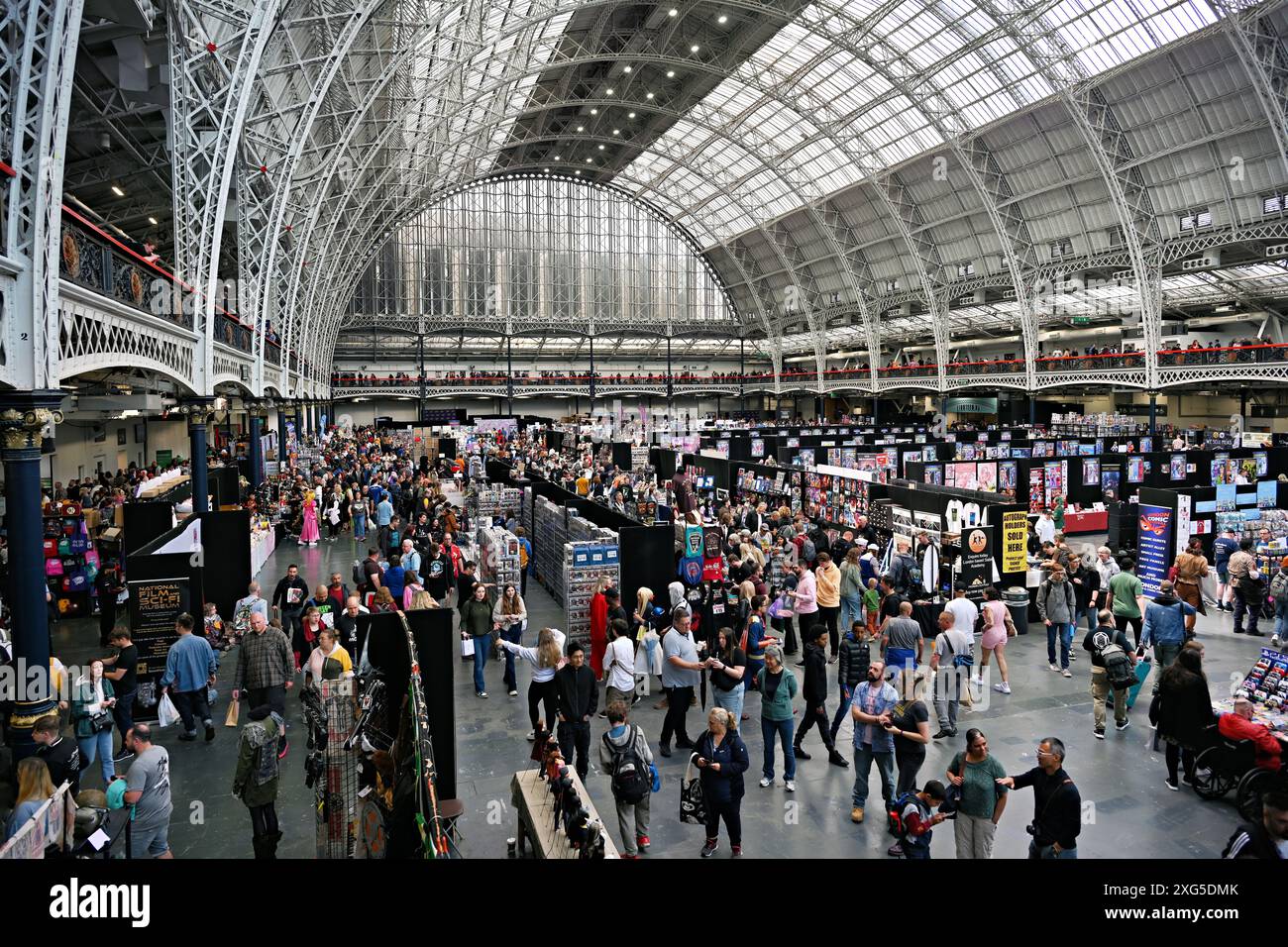 LONDRES, ROYAUME-UNI. 6 juillet 2024. Des centaines de personnes assistent au London film and Comic Con, qui rencontre des stars du cinéma et de la télévision, signent des autographes et achètent de la marchandise à Olympia à Londres, au Royaume-Uni. Crédit : Voir Li/Picture Capital/Alamy Live News Banque D'Images