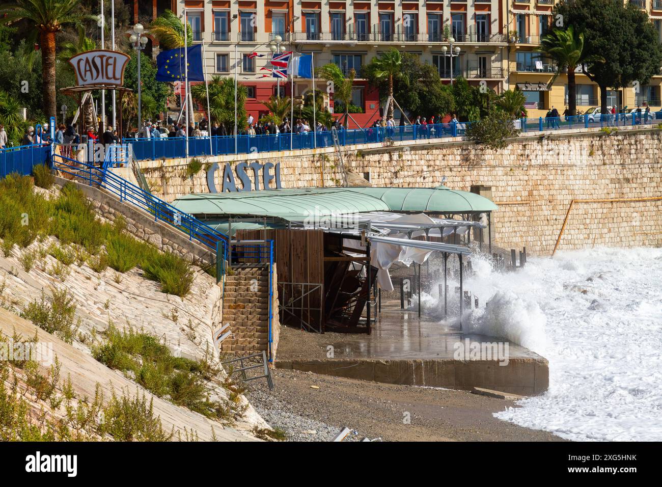 Restaurant club de plage inondé de vagues Côte d'Azur Banque D'Images
