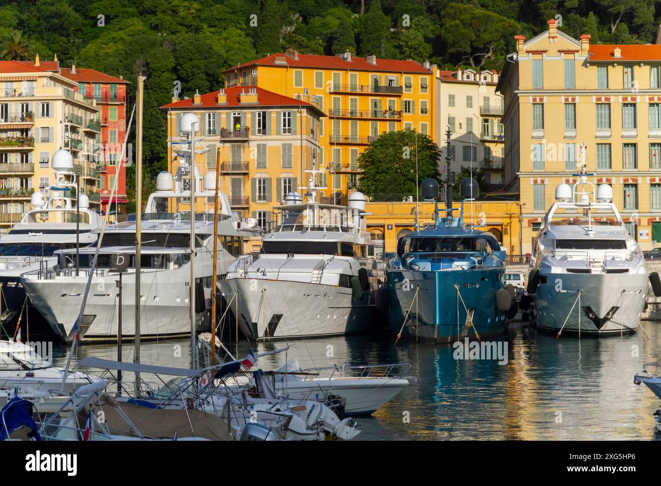 Les yachts ont amarré de vieux bâtiments en arrière-plan du port de Nice Banque D'Images