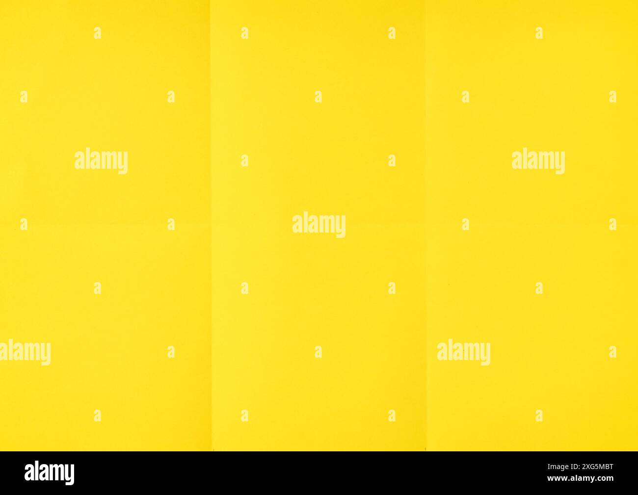 Fond de texture de la feuille de papier dépliée froissé jaune. Papier plié en six. Plein format Banque D'Images