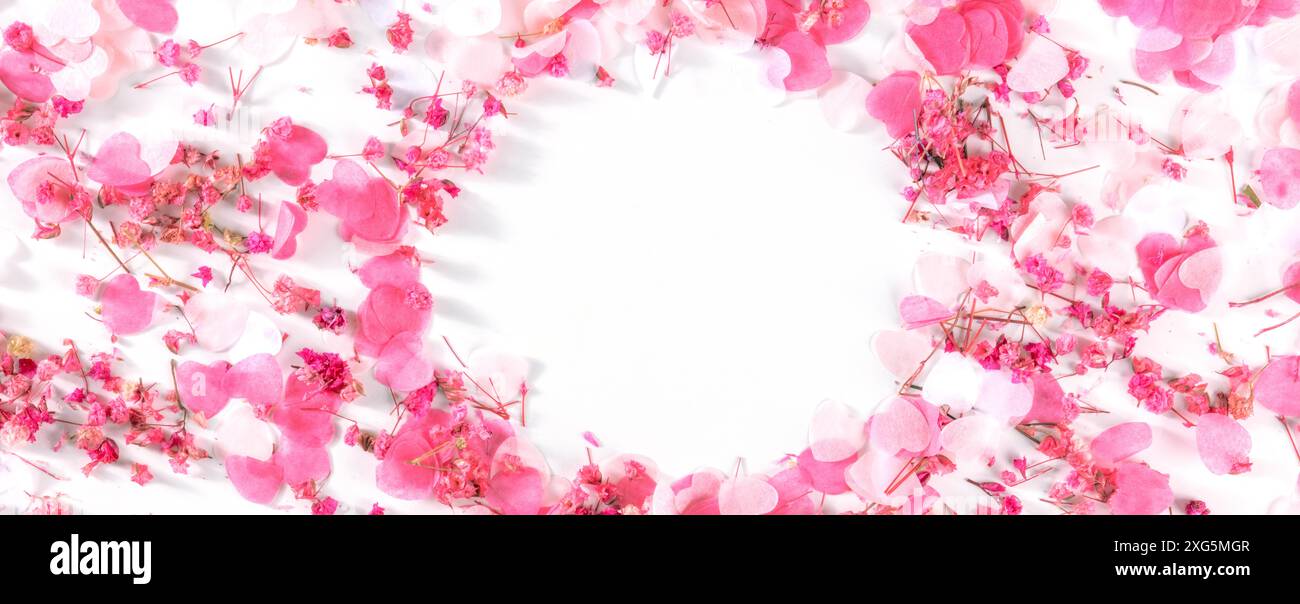 Panorama de la Saint-Valentin avec un cadre de coeurs roses et de fleurs confetti, une bannière panoramique sur fond blanc avec un endroit pour le texte Banque D'Images