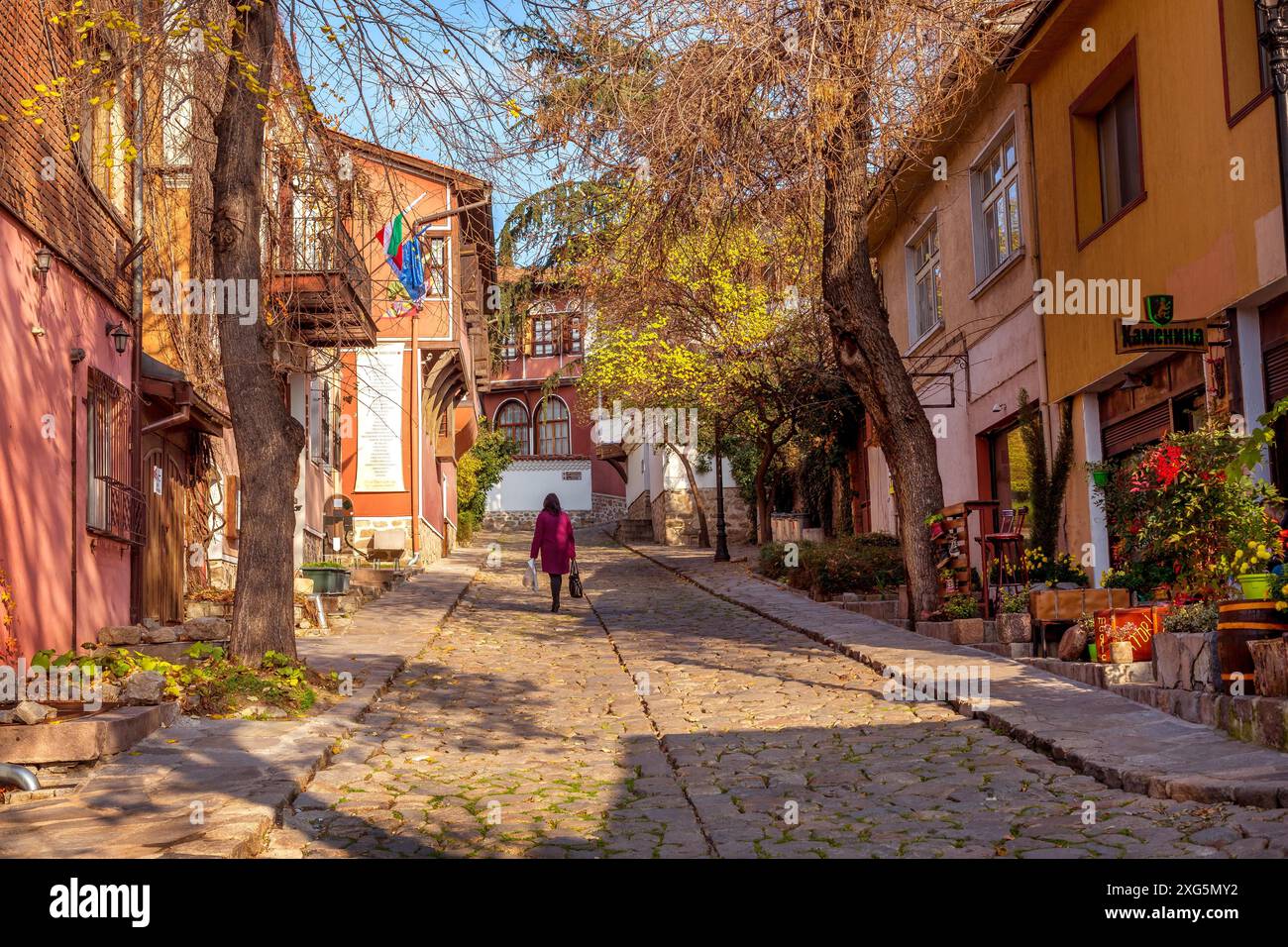 Plovdiv, Bulgarie, 25 novembre 2021 : maisons médiévales colorées, rue dans la vieille ville Banque D'Images