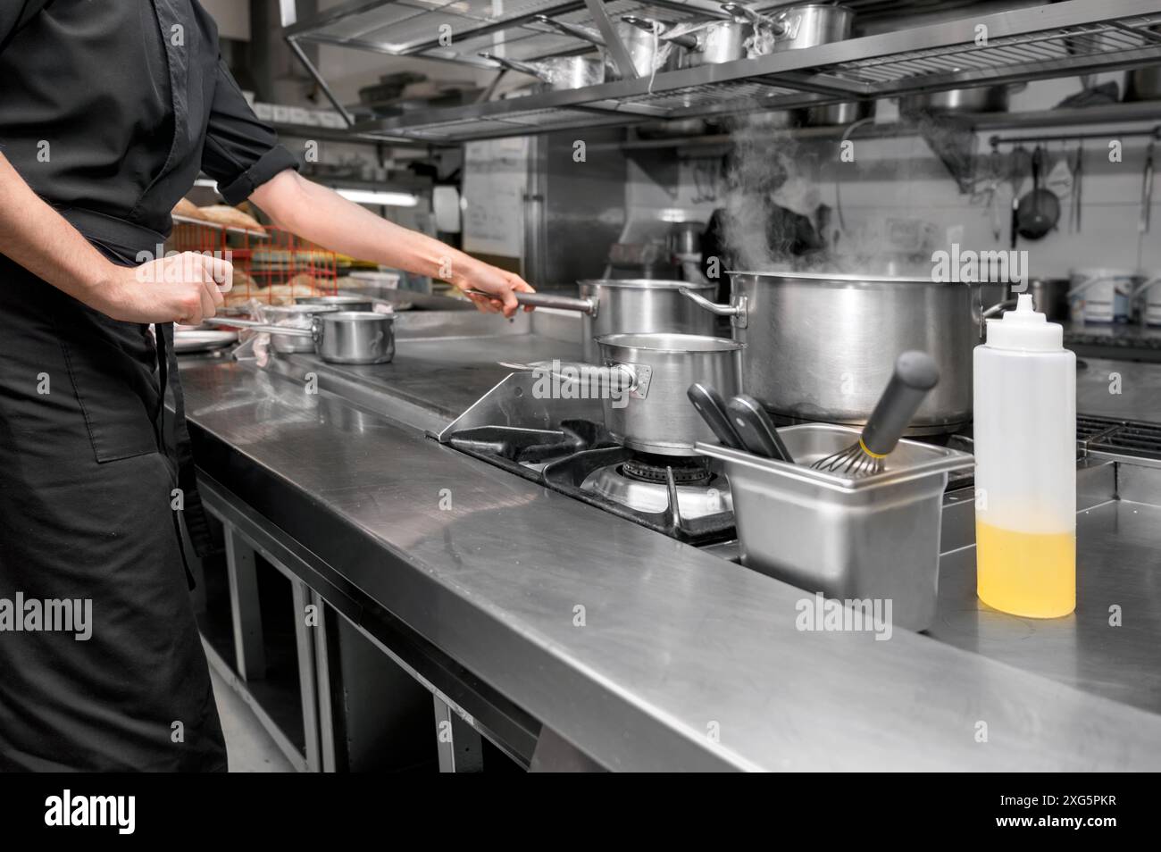 Cuisine inreconnaissable du chef dans une cuisine industrielle moderne.Photo de haute qualité Banque D'Images