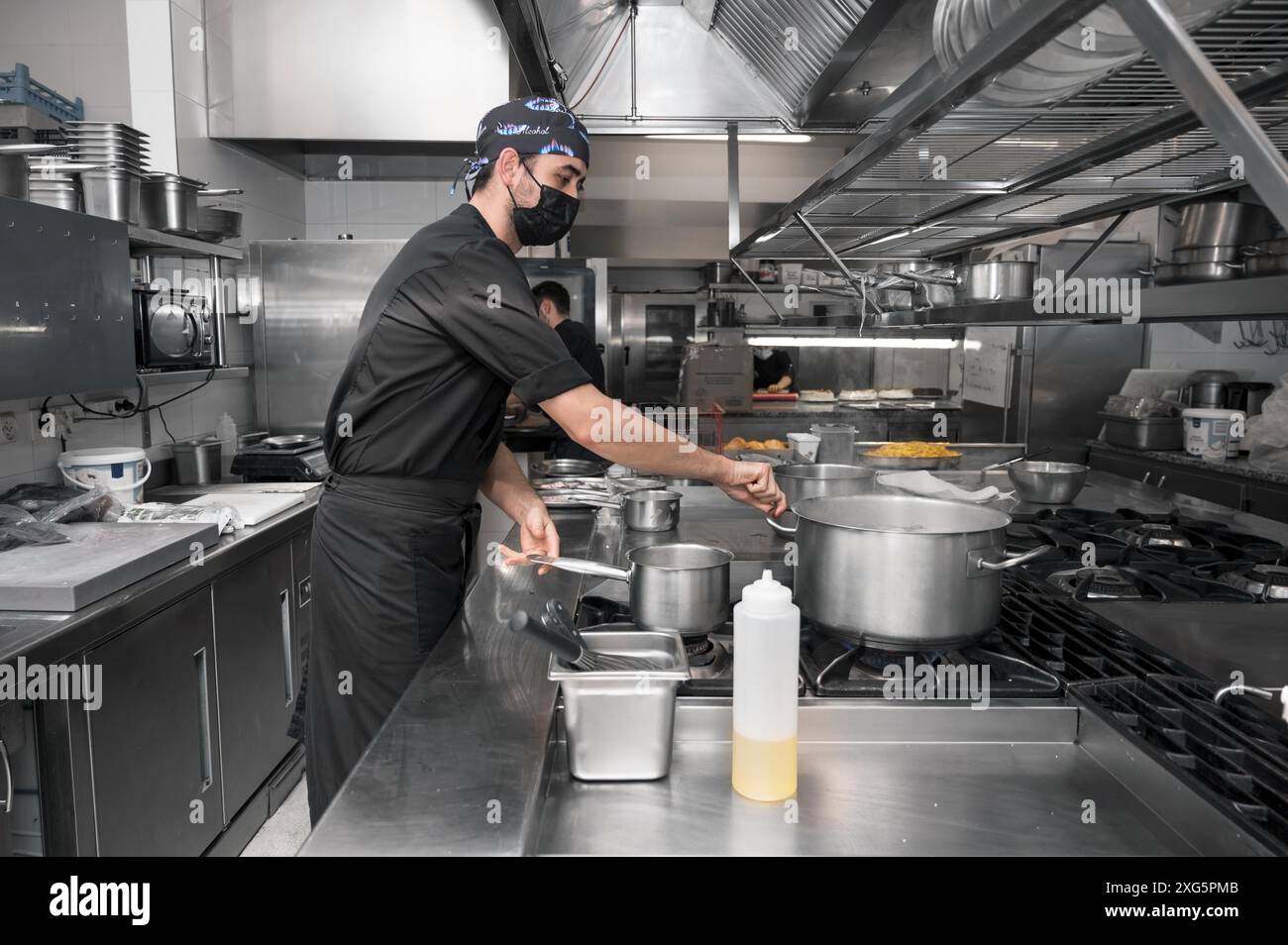 Cuisine du chef dans une cuisine industrielle moderne.Photo de haute qualité Banque D'Images