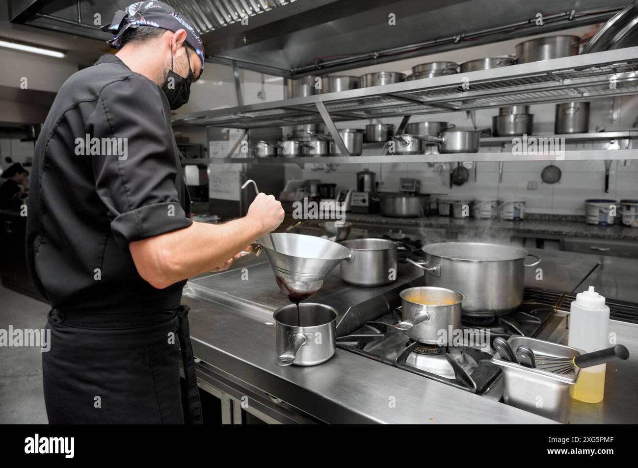 Cuisine du chef dans une cuisine industrielle moderne.Photo de haute qualité Banque D'Images