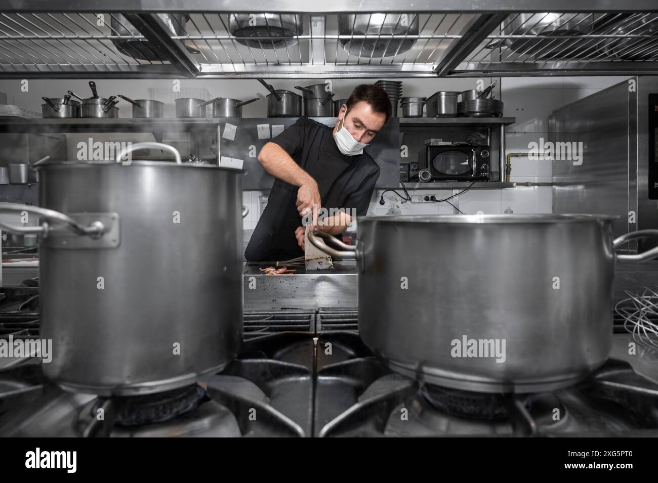 Cuisine du chef dans une cuisine industrielle moderne.Photo de haute qualité Banque D'Images