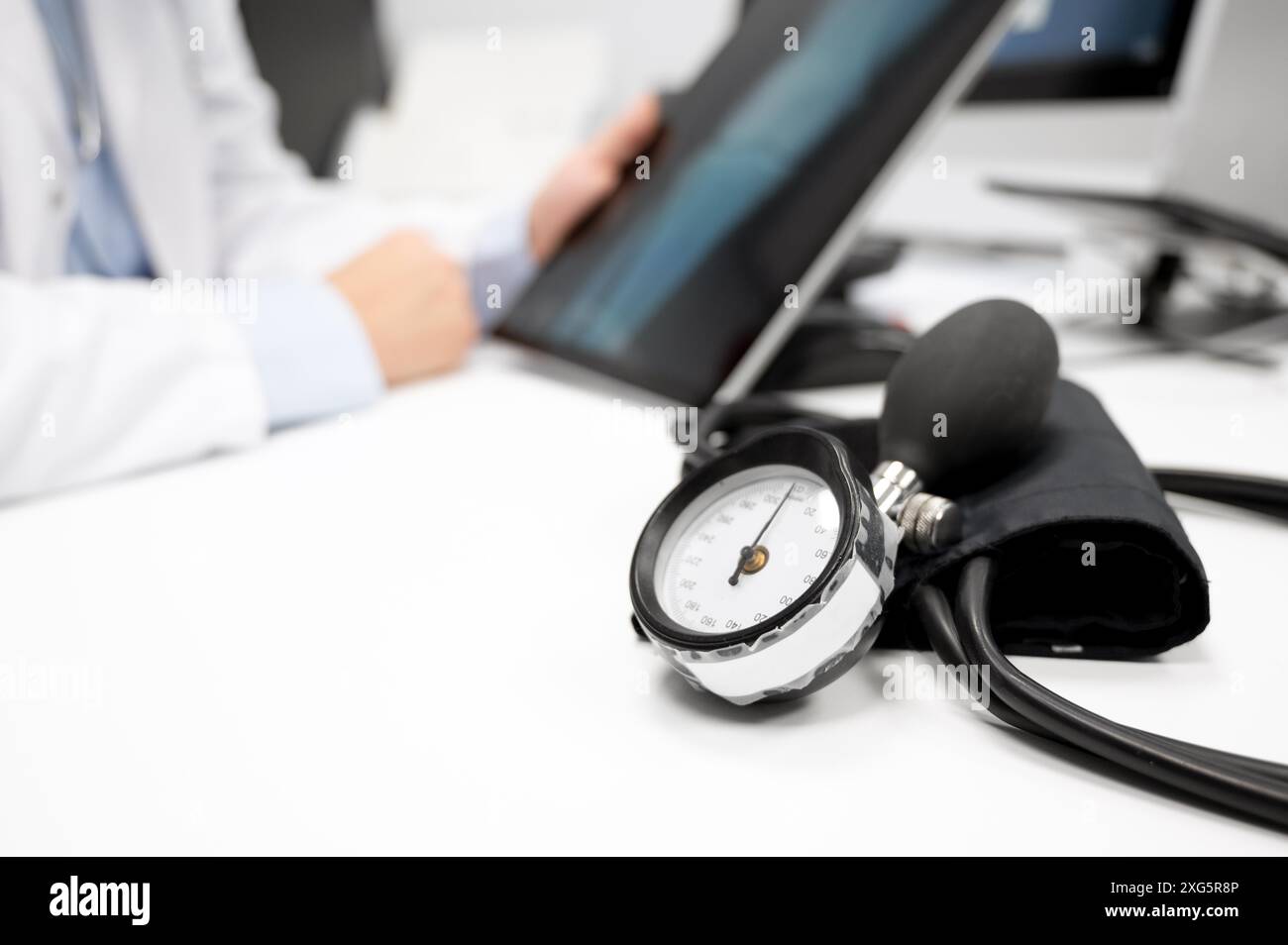 Prévention de l'hypertension. Image rapprochée de l'échelle du manomètre de pression du ballonnet. Photo de haute qualité Banque D'Images