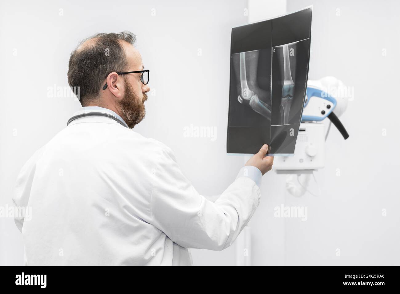 Médecin exploitant un appareil à rayons X dans le service de radiologie. Photographie de haute qualité Banque D'Images