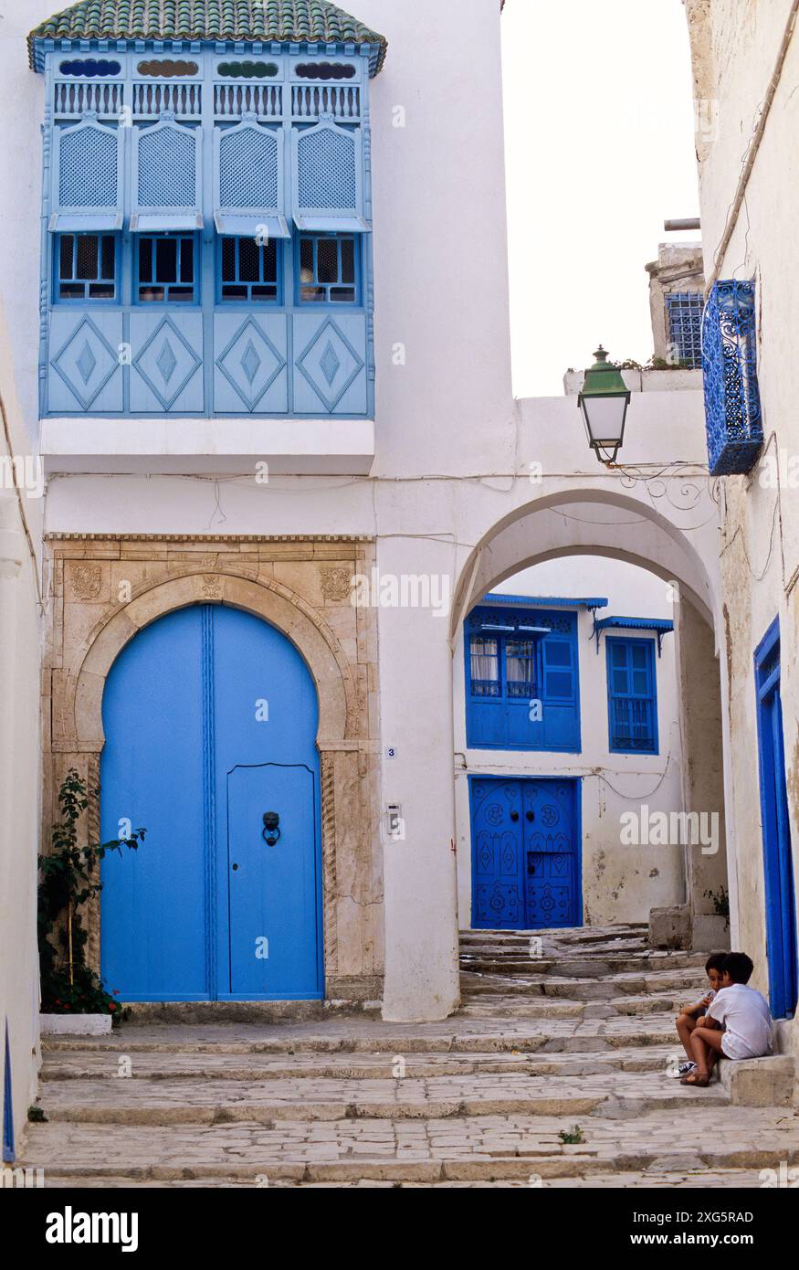 La Tunisie, Sidi Bou Said. Porte au domicile privé, et à l'entrée d'Archway rue latérale. Banque D'Images