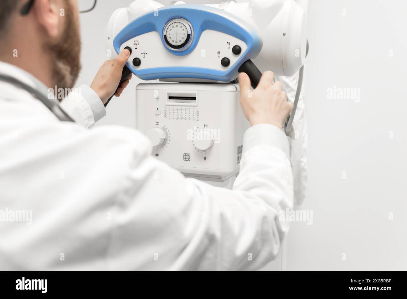 Médecin exploitant un appareil à rayons X dans le service de radiologie. Photographie de haute qualité Banque D'Images