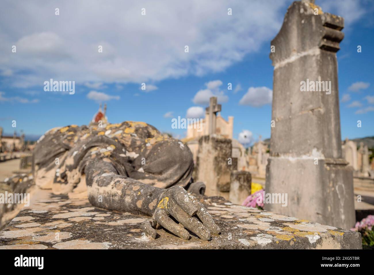 Sculpture de femme au cœur brisé, Tomas Vila, tombe de la famille Garau de son Pons, cimetière de Llucmajor, Majorque, Îles Baléares, Espagne Banque D'Images